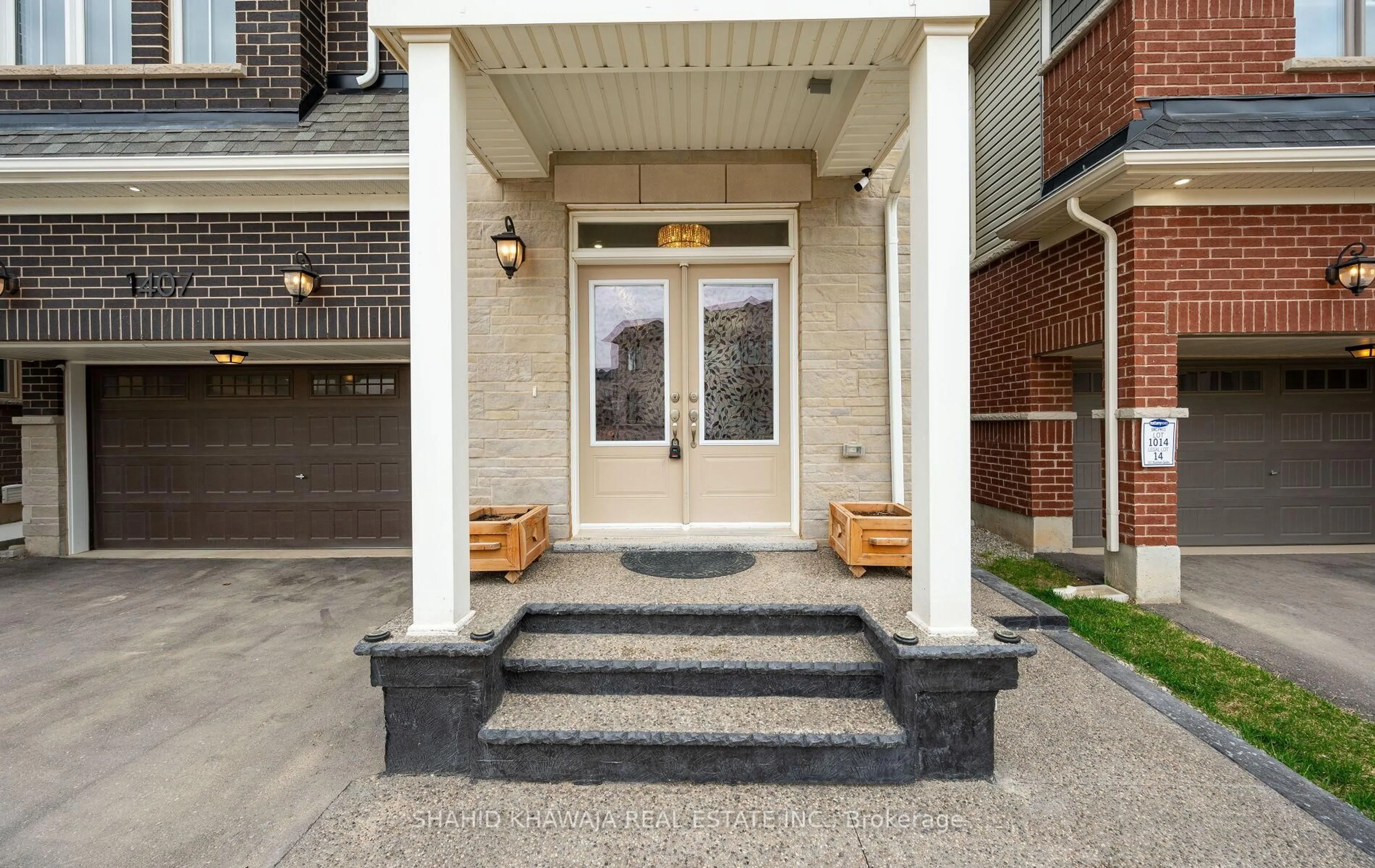 Indoor entryway for 1407 Buckthorn Gdns, Milton Ontario L9E 1P9