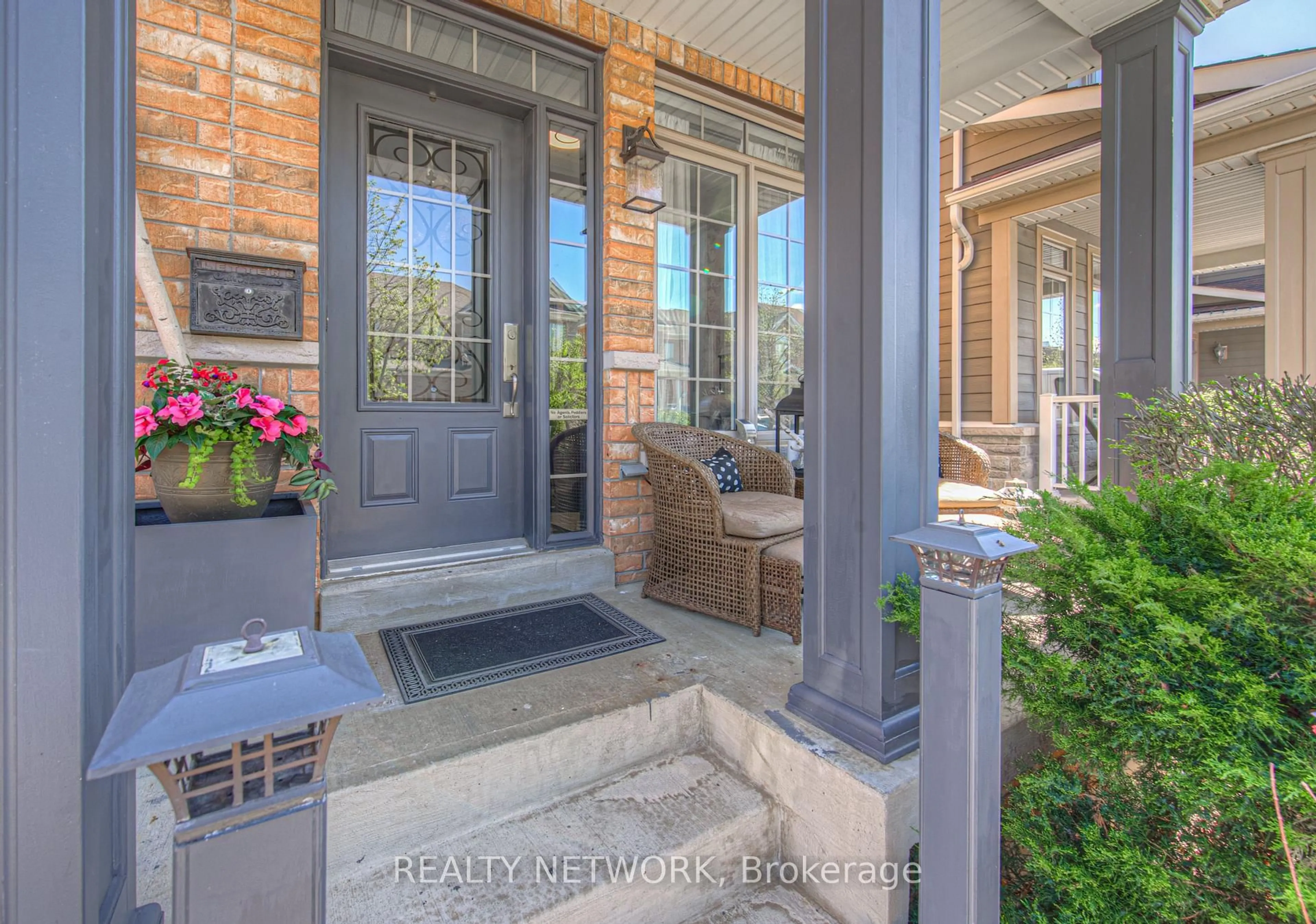Indoor entryway for 32 Forbes Terr, Milton Ontario L9T 3X3