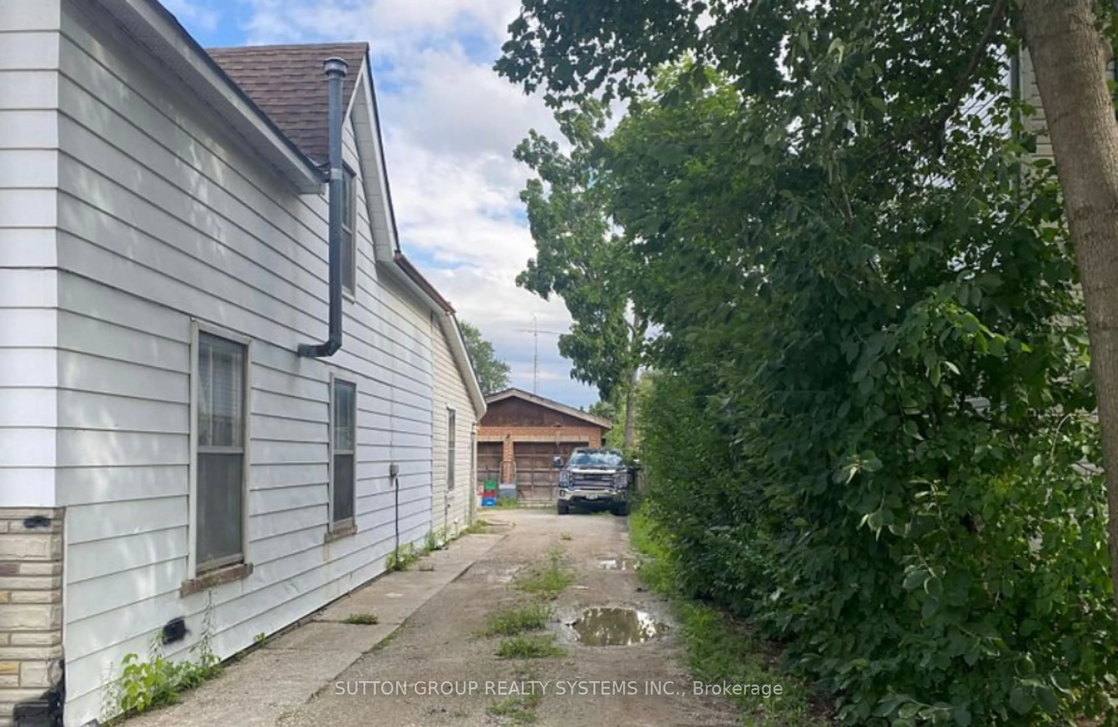 A pic from outside/outdoor area/front of a property/back of a property/a pic from drone, street for 392 Pearl St, Milton Ontario L9T 1M8