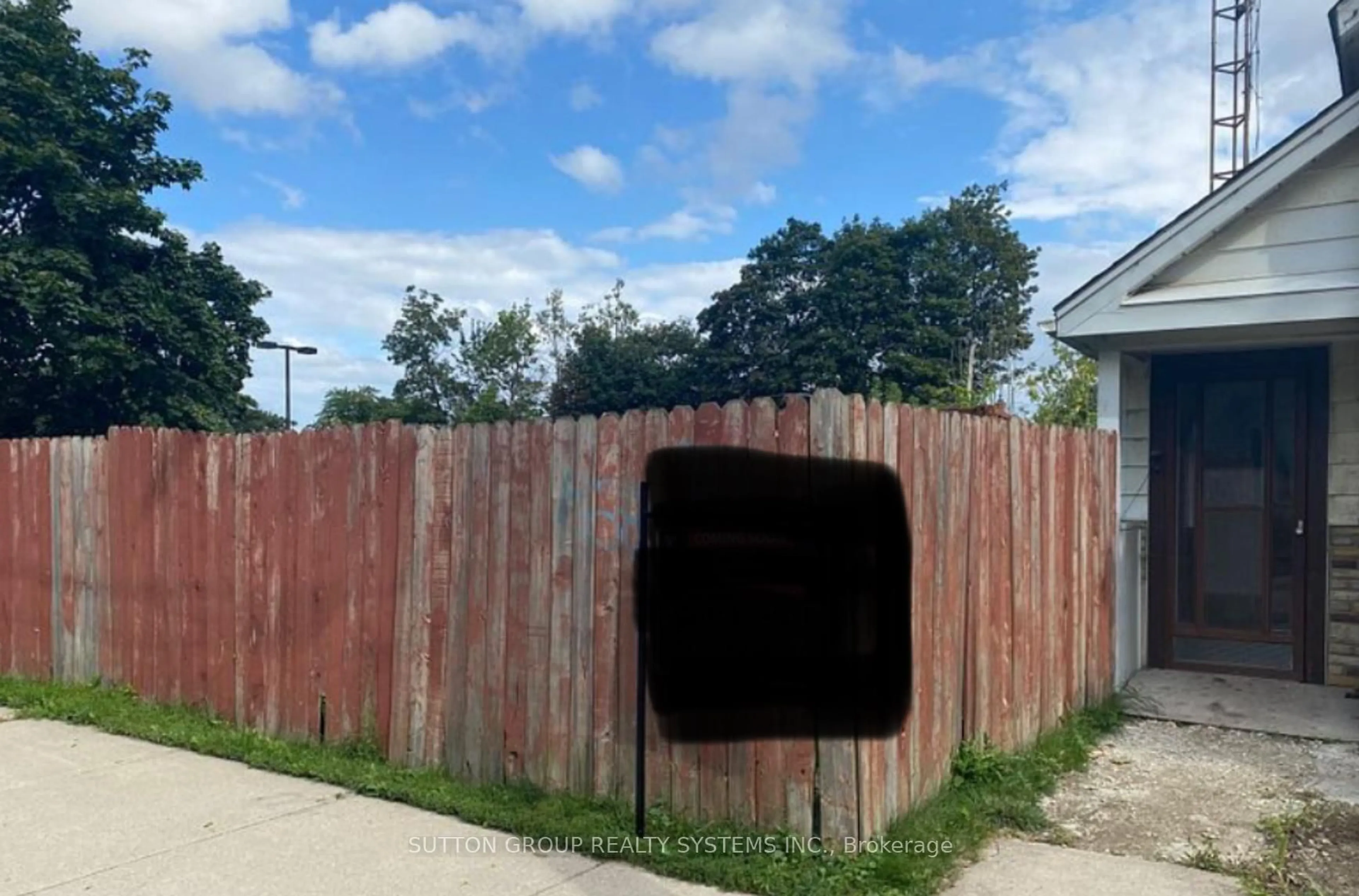 Shed for 392 Pearl St, Milton Ontario L9T 1M8