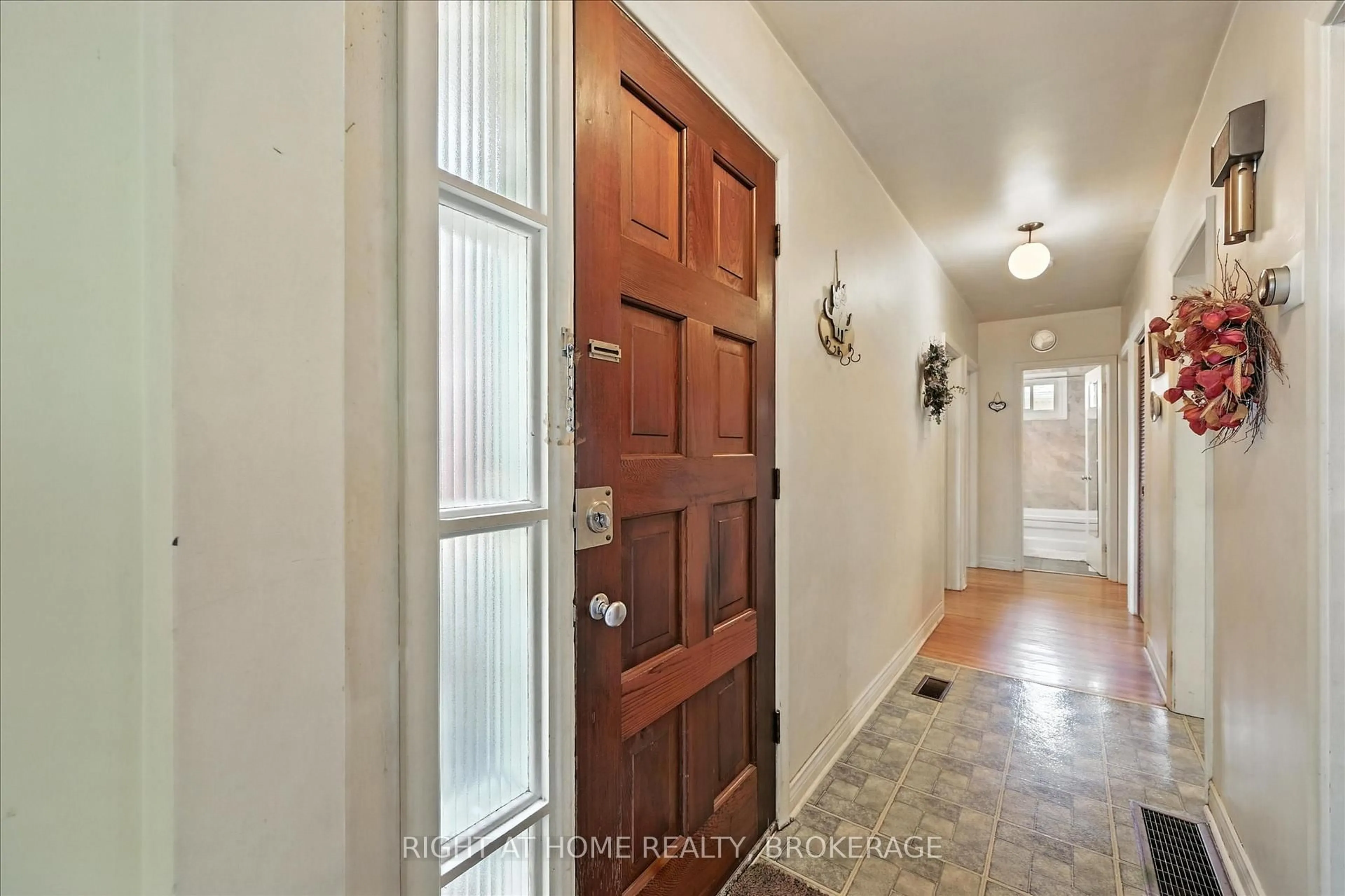 Indoor entryway for 542 Trudale Crt, Oakville Ontario L6L 4H1