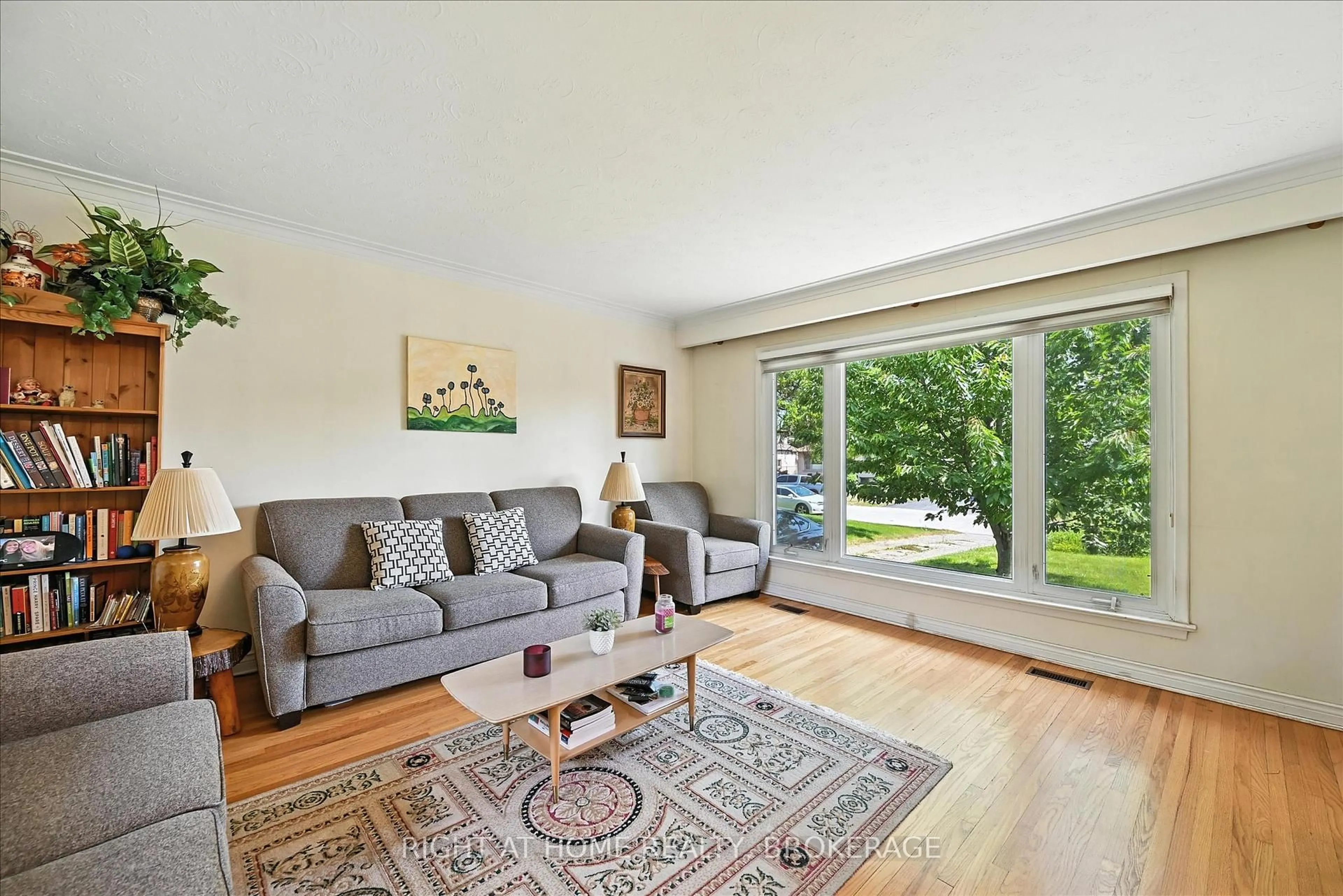 Living room with furniture, unknown for 542 Trudale Crt, Oakville Ontario L6L 4H1