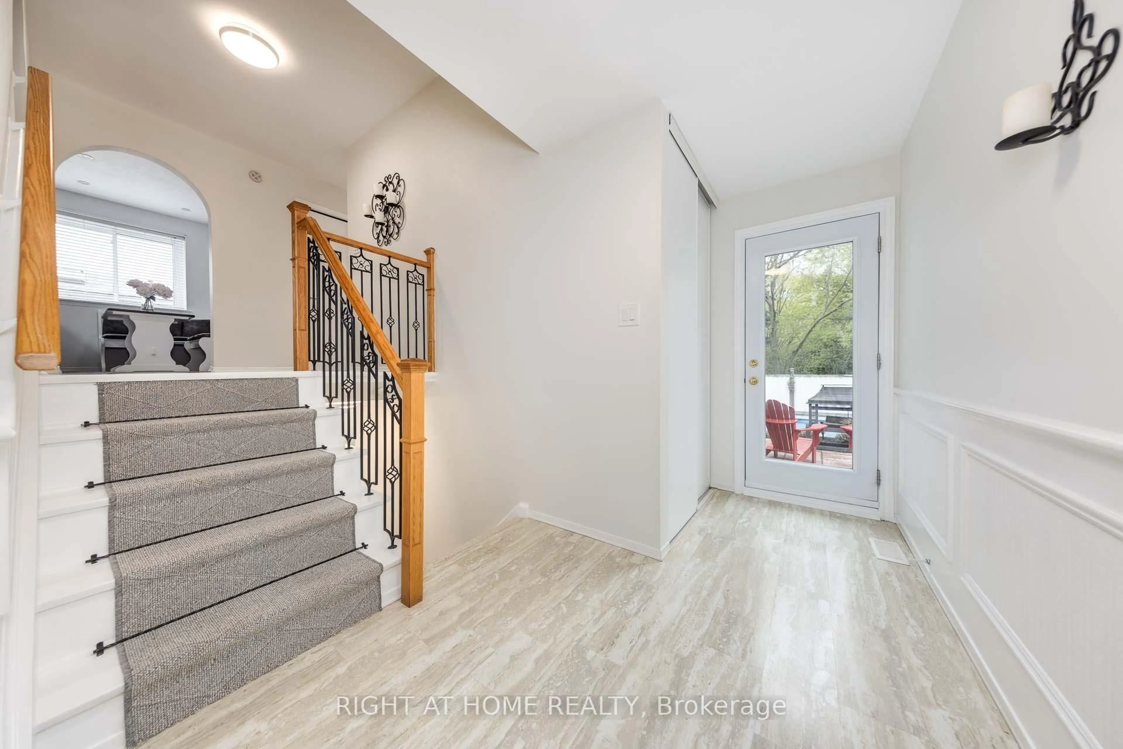 Indoor entryway for 4300 Longmoor Dr, Burlington Ontario L7L 5A3