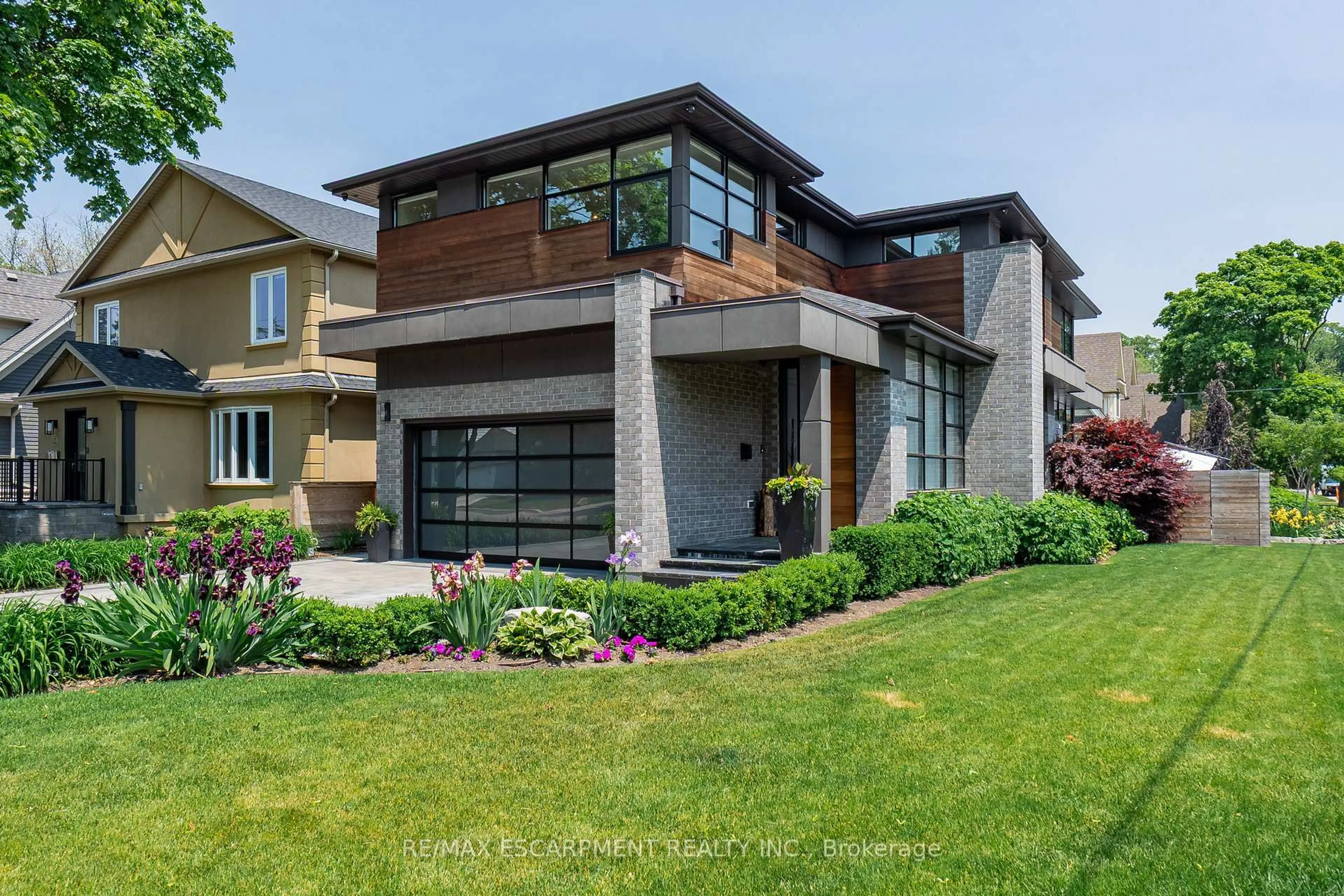 Home with brick exterior material, street for 33 Wenonah Dr, Mississauga Ontario L5G 3W2
