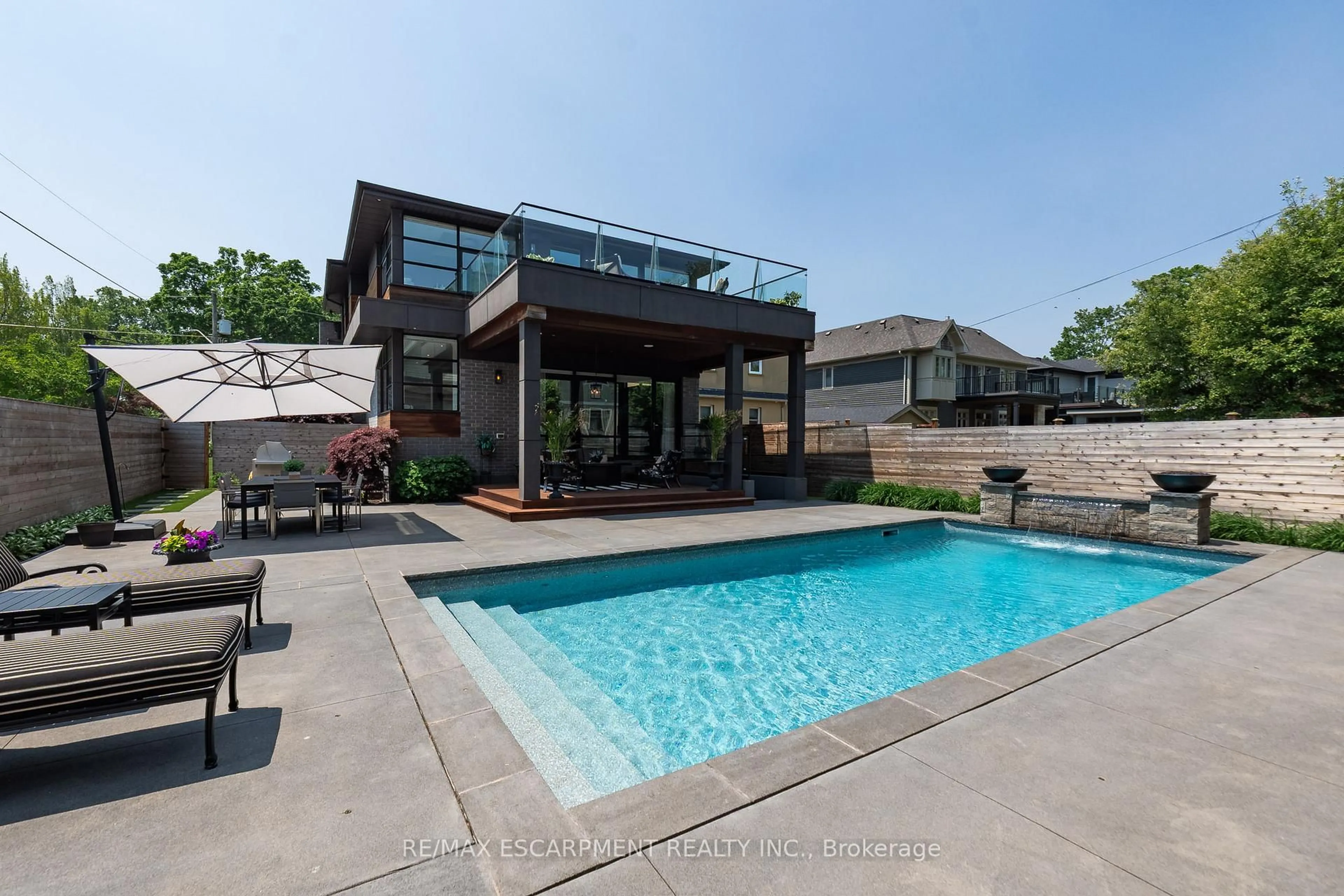 Pool for 33 Wenonah Dr, Mississauga Ontario L5G 3W2