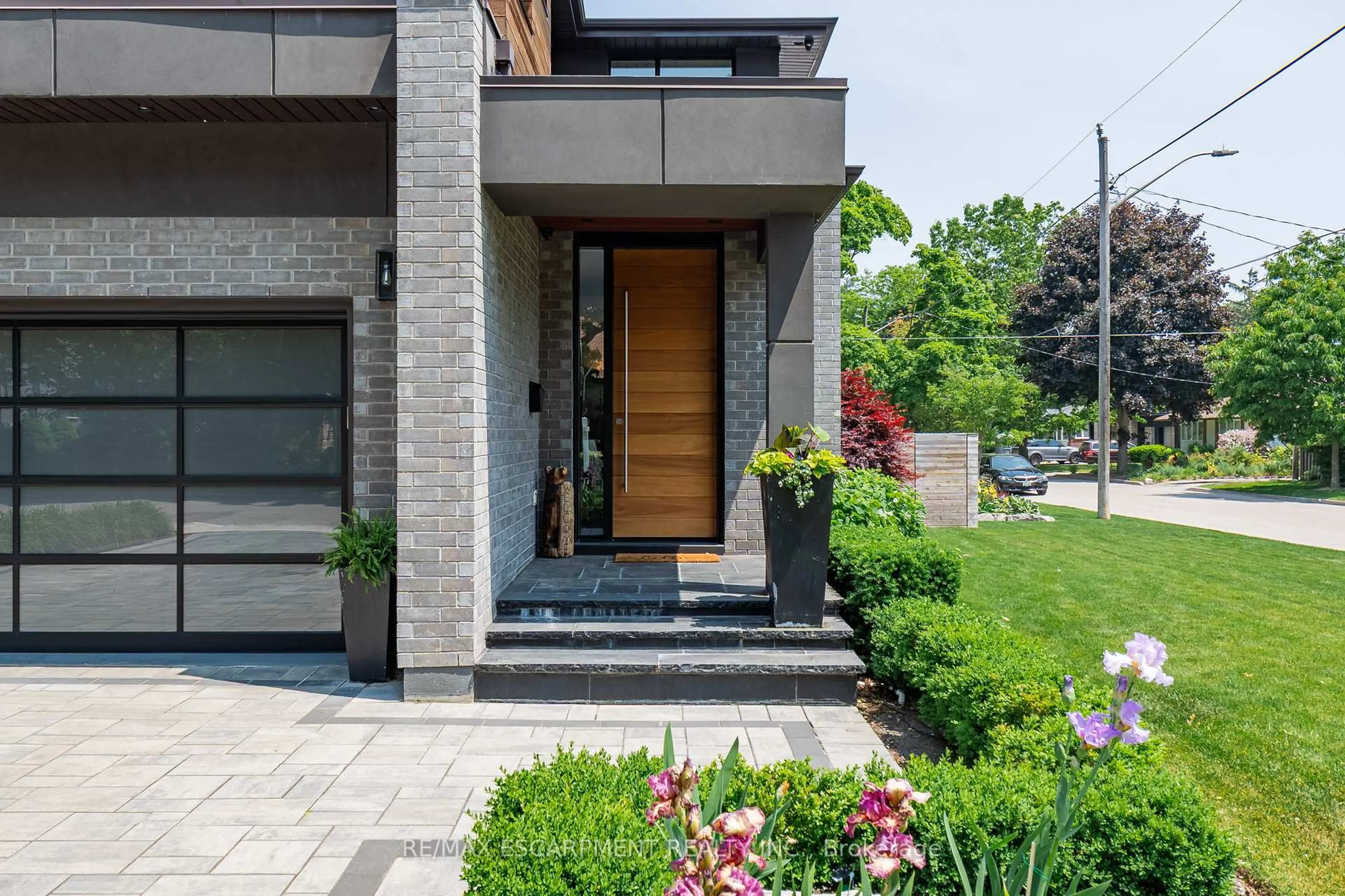 Home with brick exterior material, street for 33 Wenonah Dr, Mississauga Ontario L5G 3W2