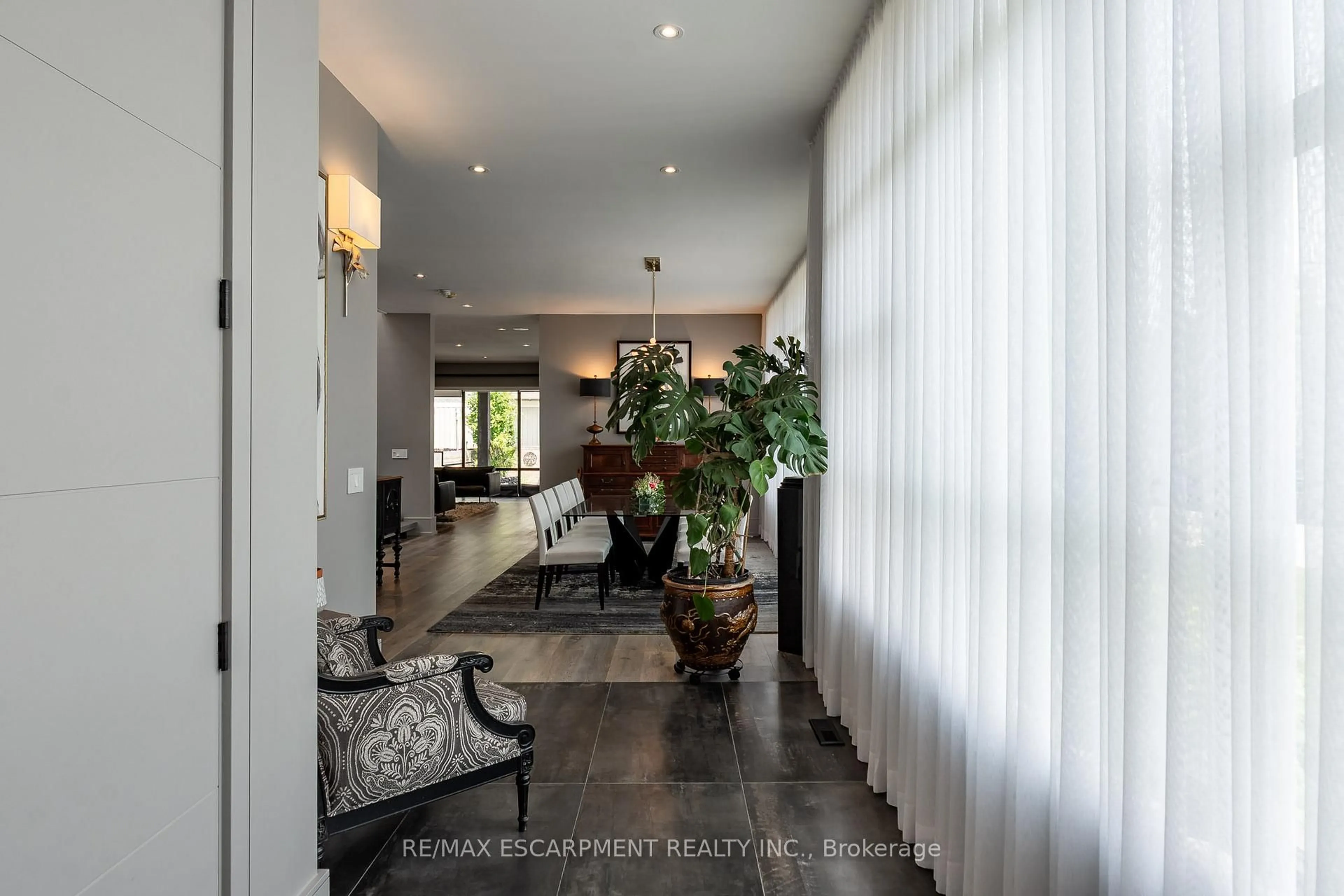 Indoor foyer for 33 Wenonah Dr, Mississauga Ontario L5G 3W2