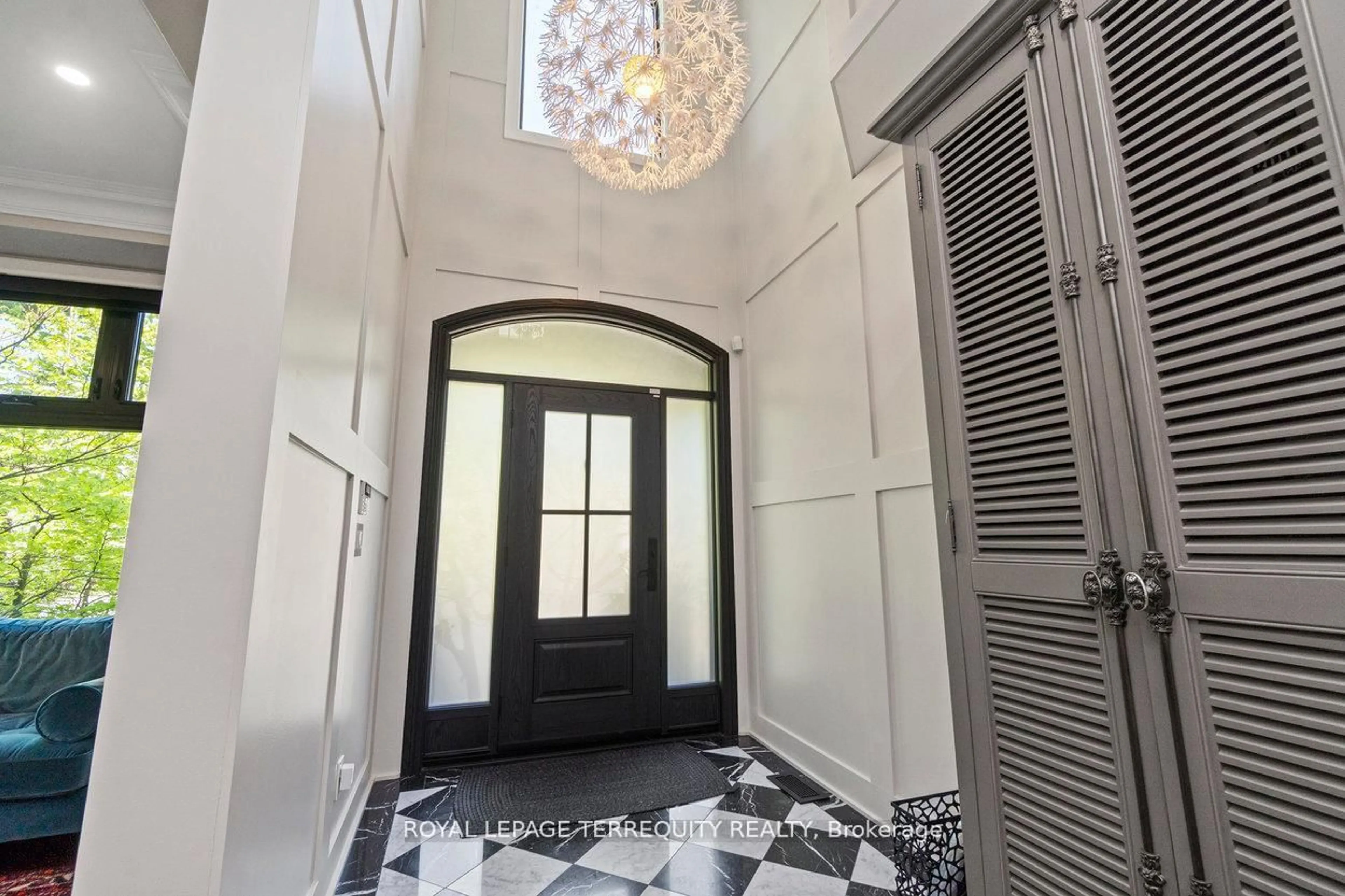 Indoor foyer for 1080 Royal York Rd, Toronto Ontario M8X 2G7