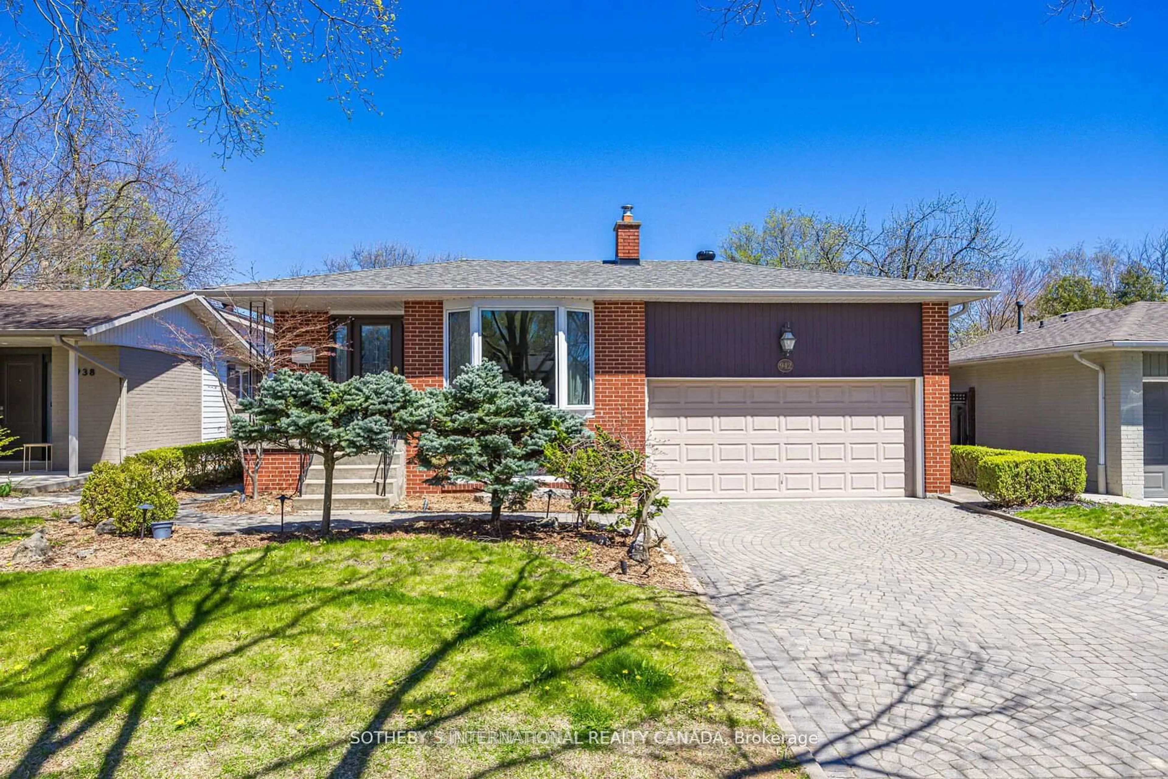Home with brick exterior material, street for 942 Fletcher Valley Cres, Mississauga Ontario L5J 2X7