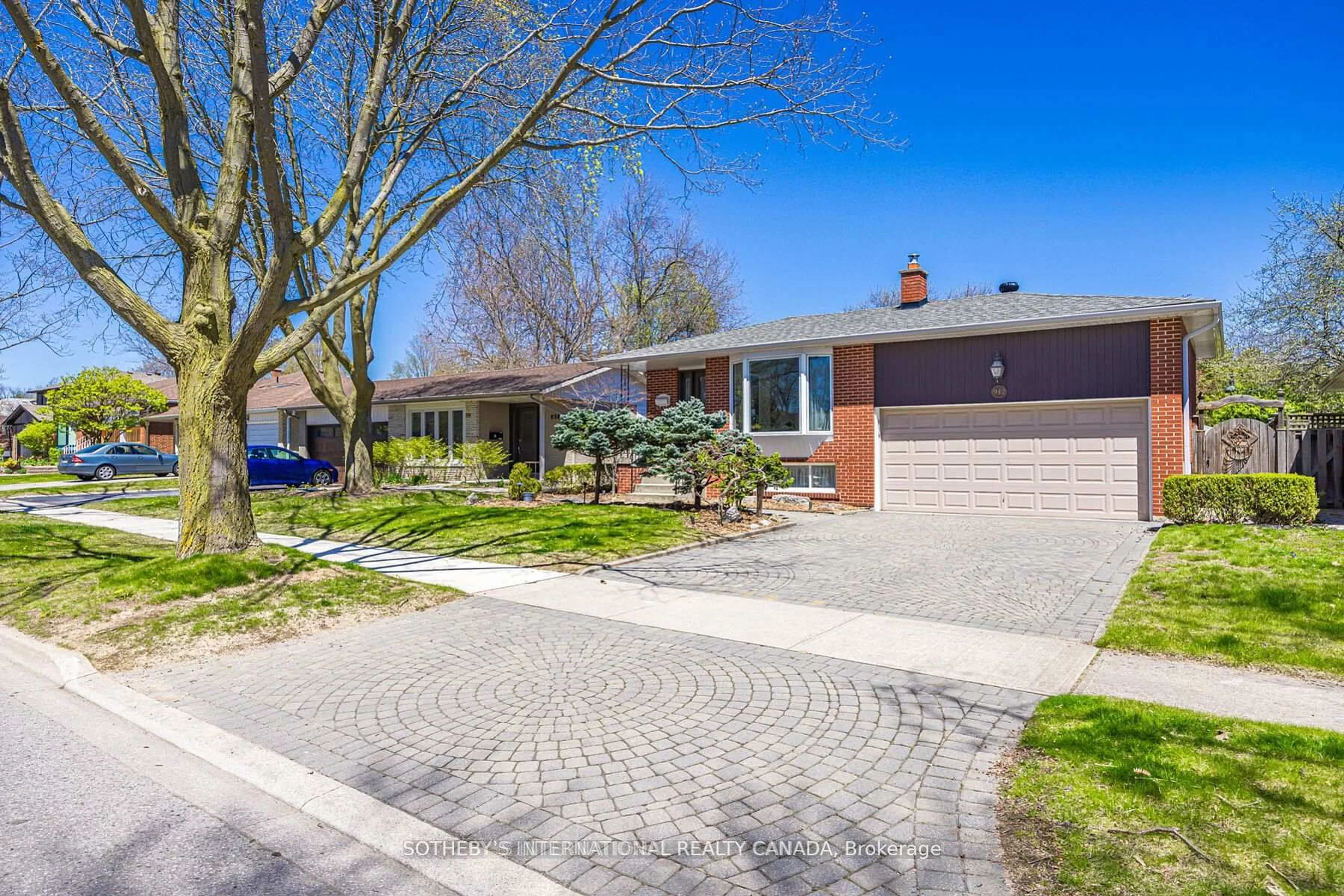 Home with brick exterior material, street for 942 Fletcher Valley Cres, Mississauga Ontario L5J 2X7
