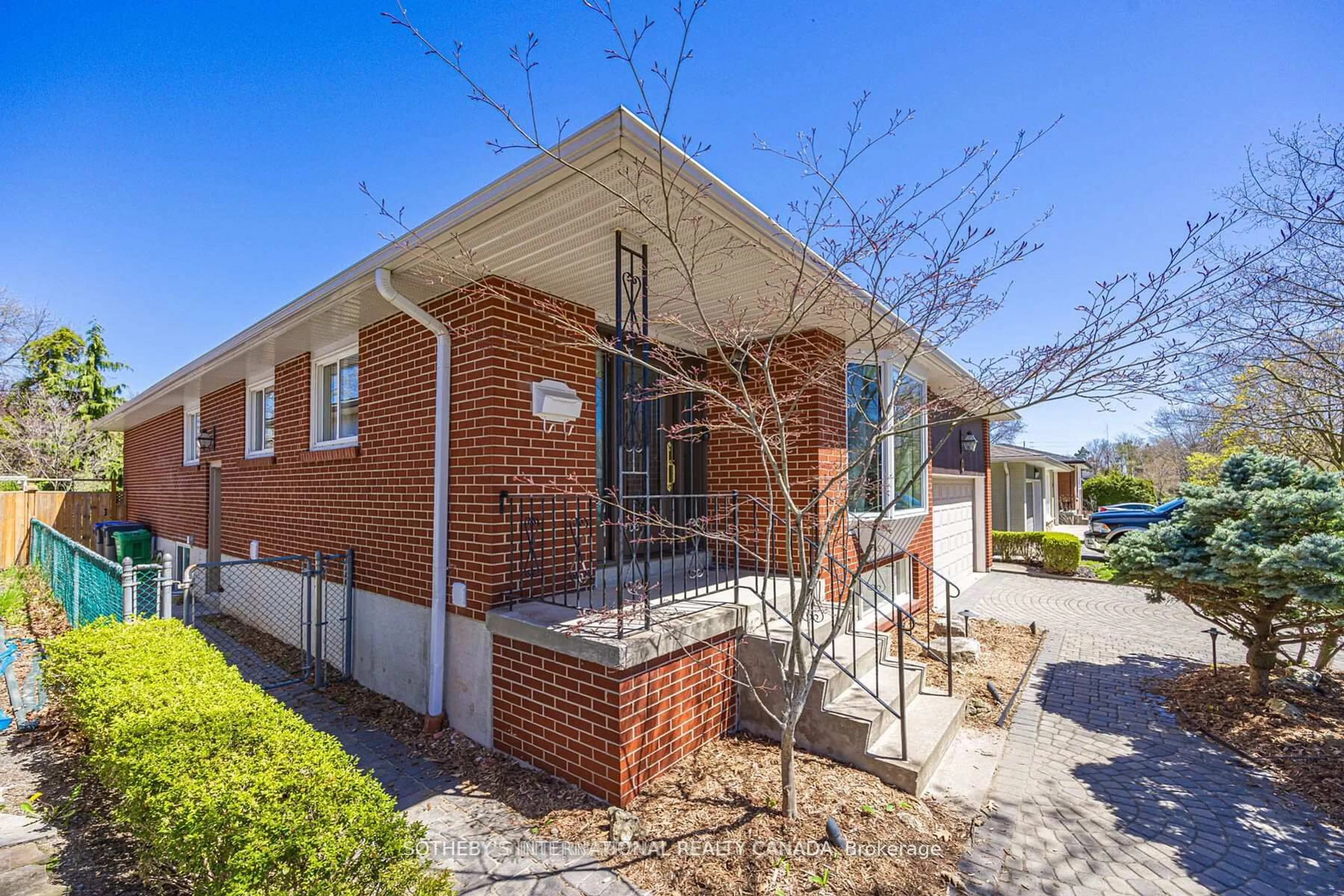 Home with brick exterior material, street for 942 Fletcher Valley Cres, Mississauga Ontario L5J 2X7