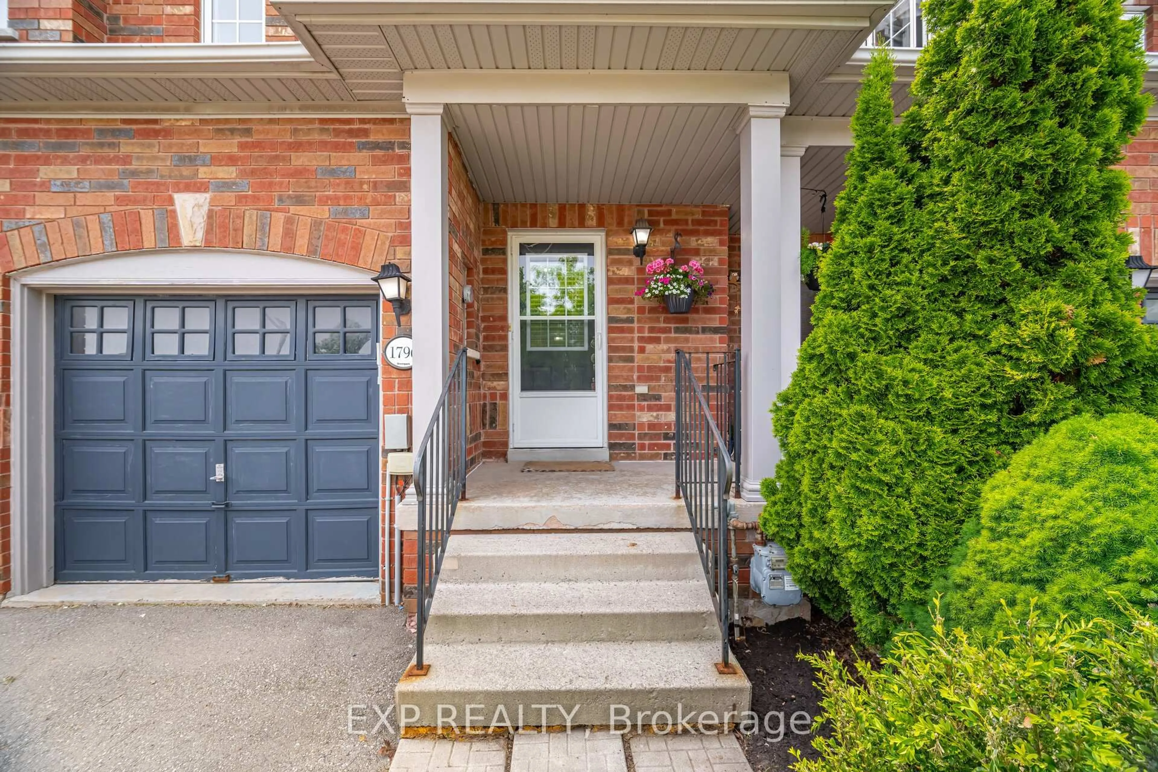 Indoor entryway for 1796 Mccoy Ave, Burlington Ontario L7L 7L8