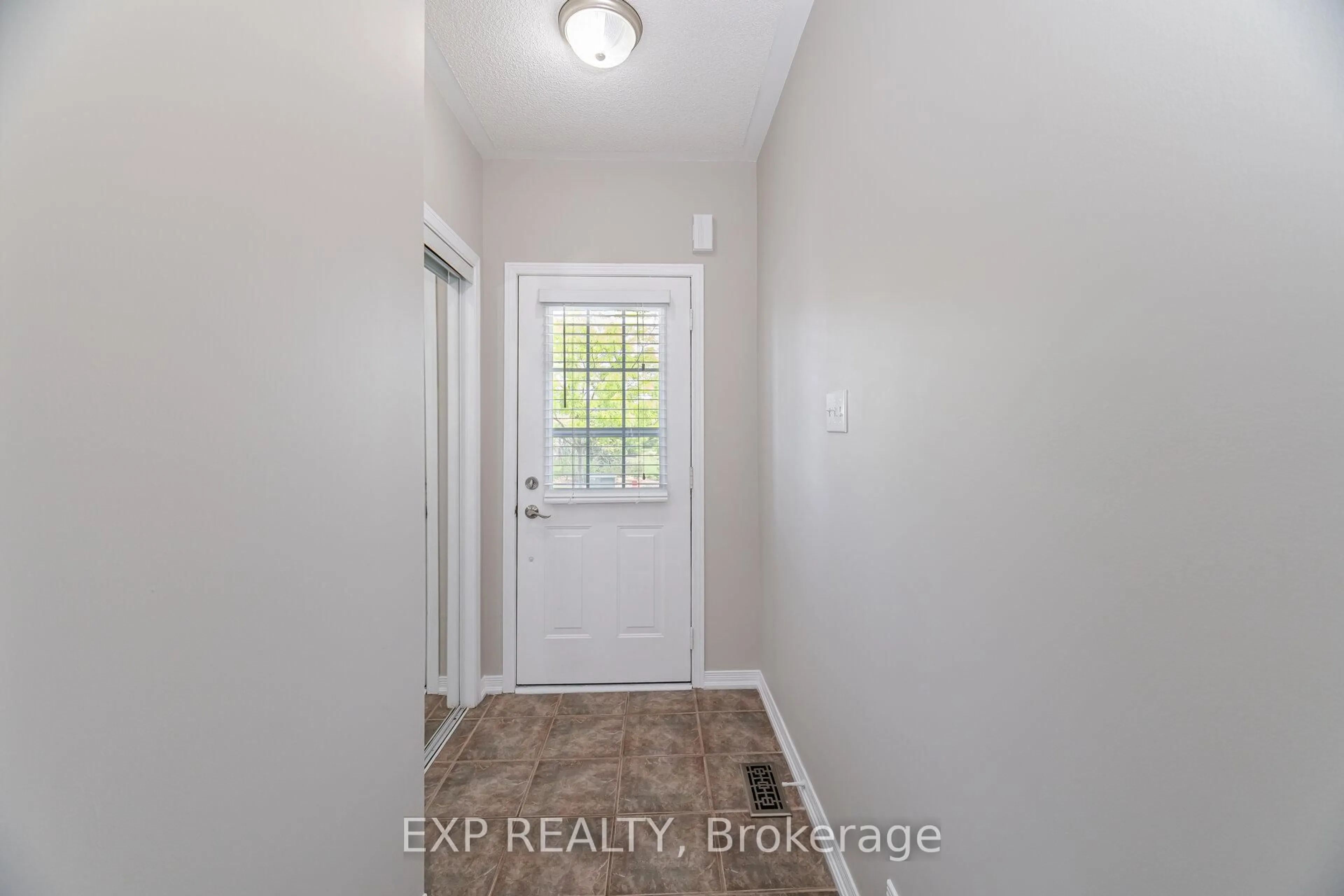 Indoor entryway for 1796 Mccoy Ave, Burlington Ontario L7L 7L8