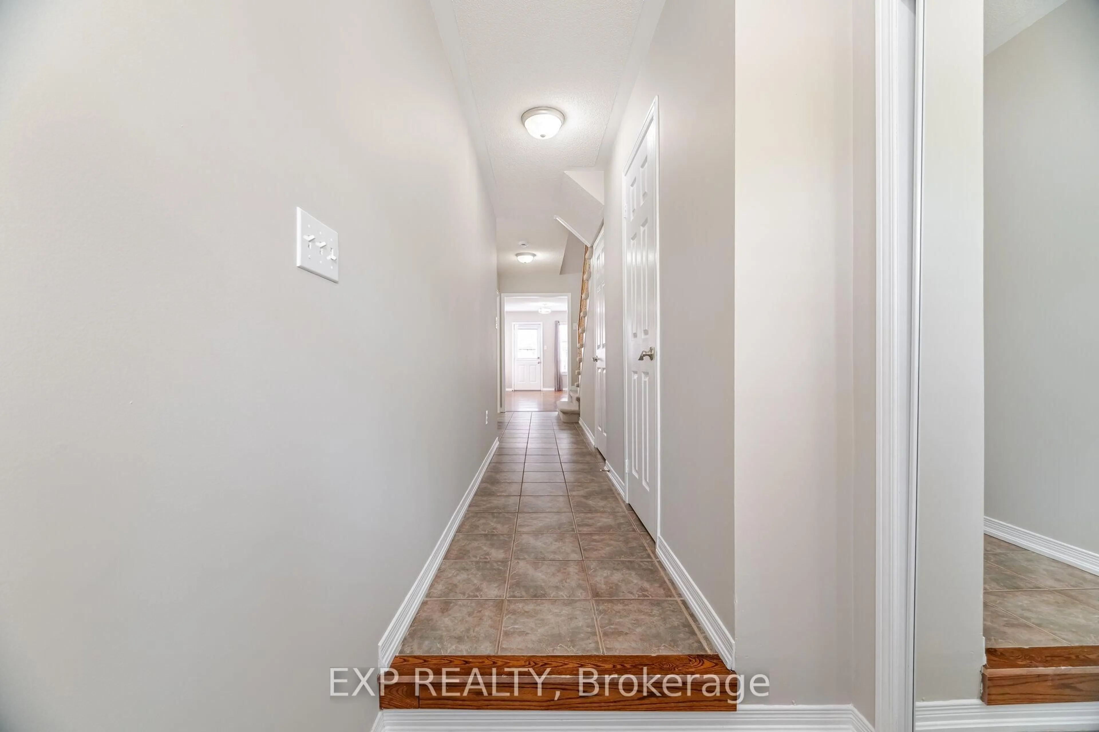Indoor entryway for 1796 Mccoy Ave, Burlington Ontario L7L 7L8