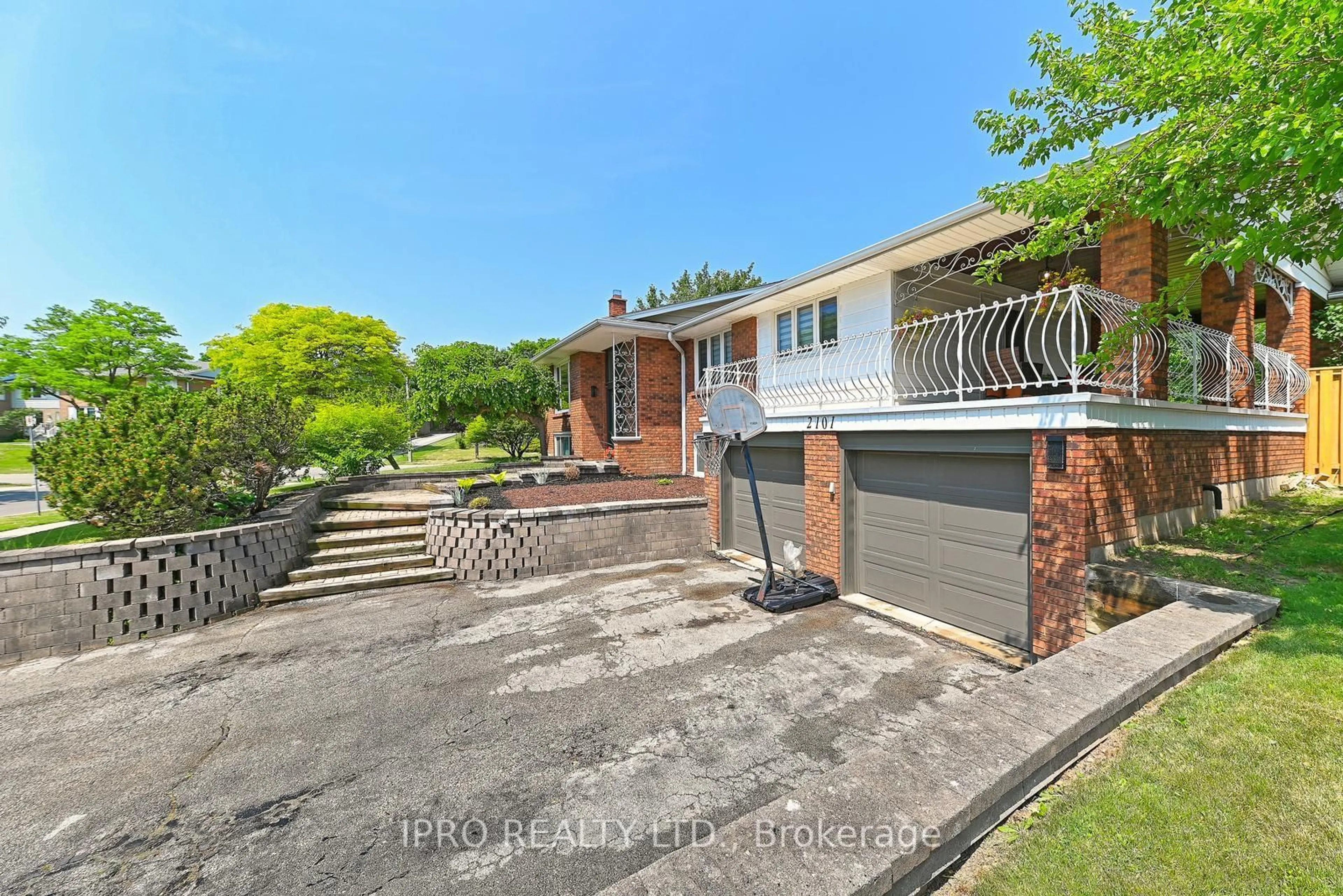 A pic from outside/outdoor area/front of a property/back of a property/a pic from drone, street for 2101 Parkway Dr, Burlington Ontario L7P 1S5