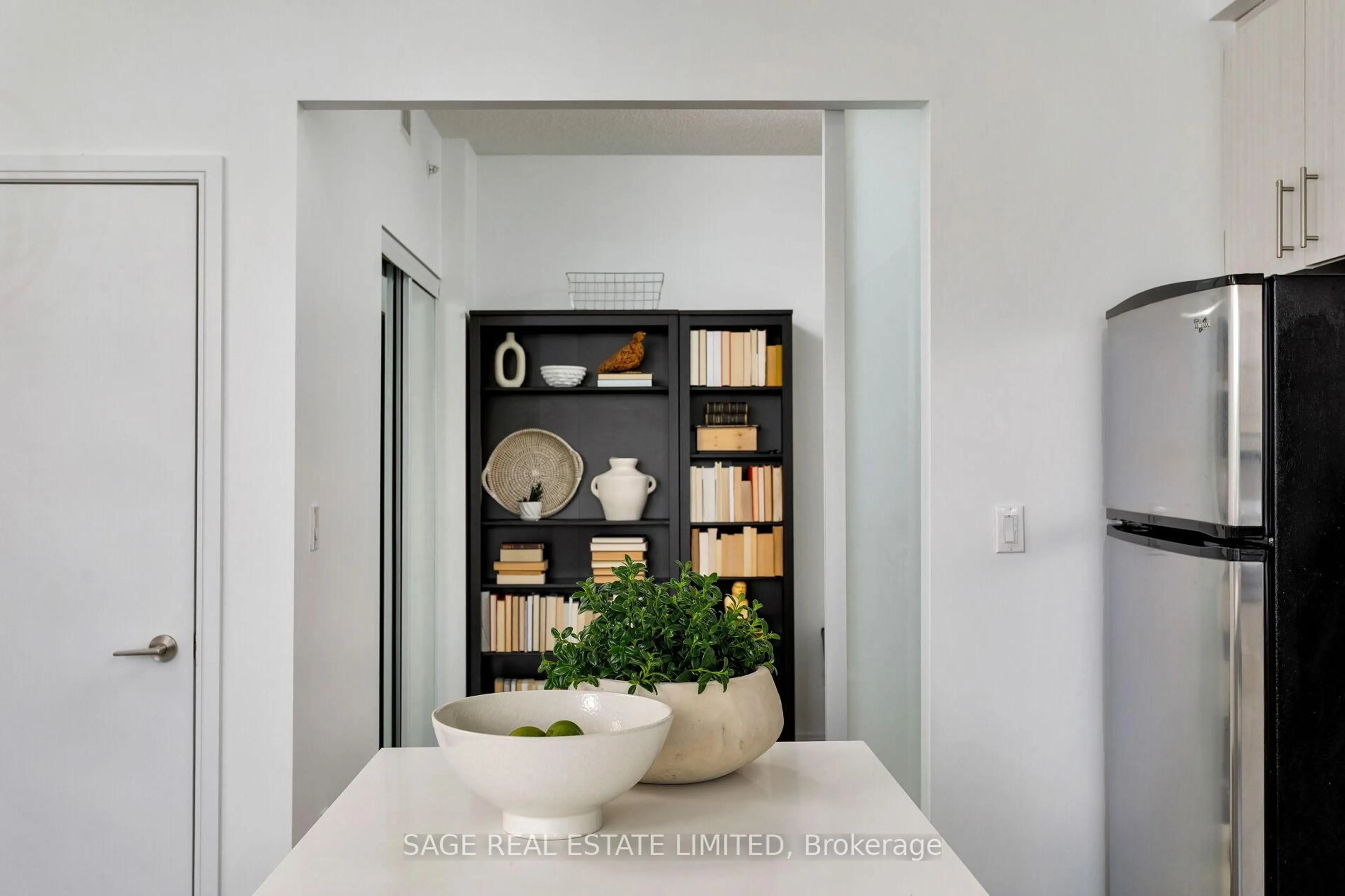 Indoor entryway for 760 The Queensway #401, Toronto Ontario M8Z 0E1