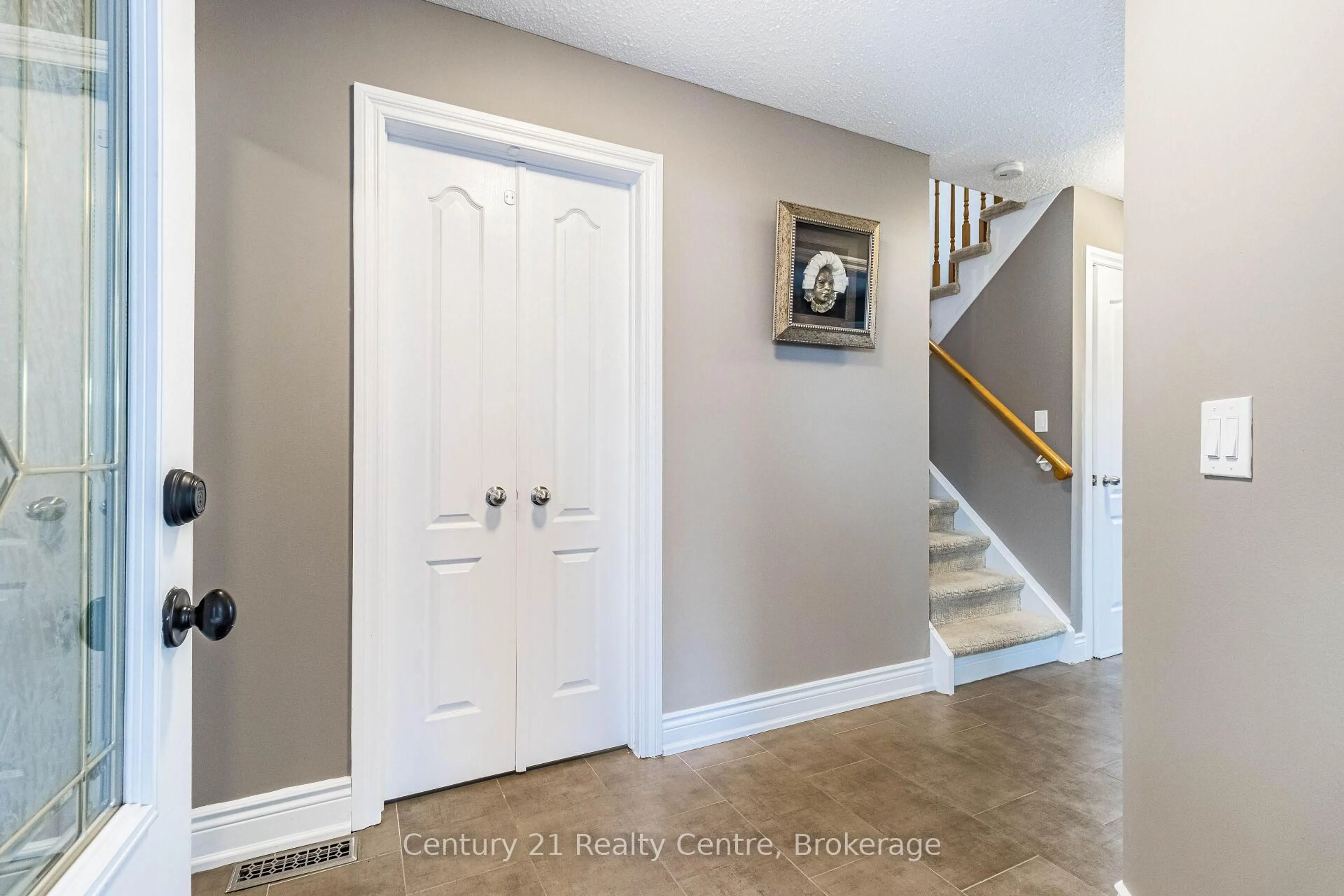 Indoor entryway for 34 Niagara Pl, Brampton Ontario L6S 4Y9