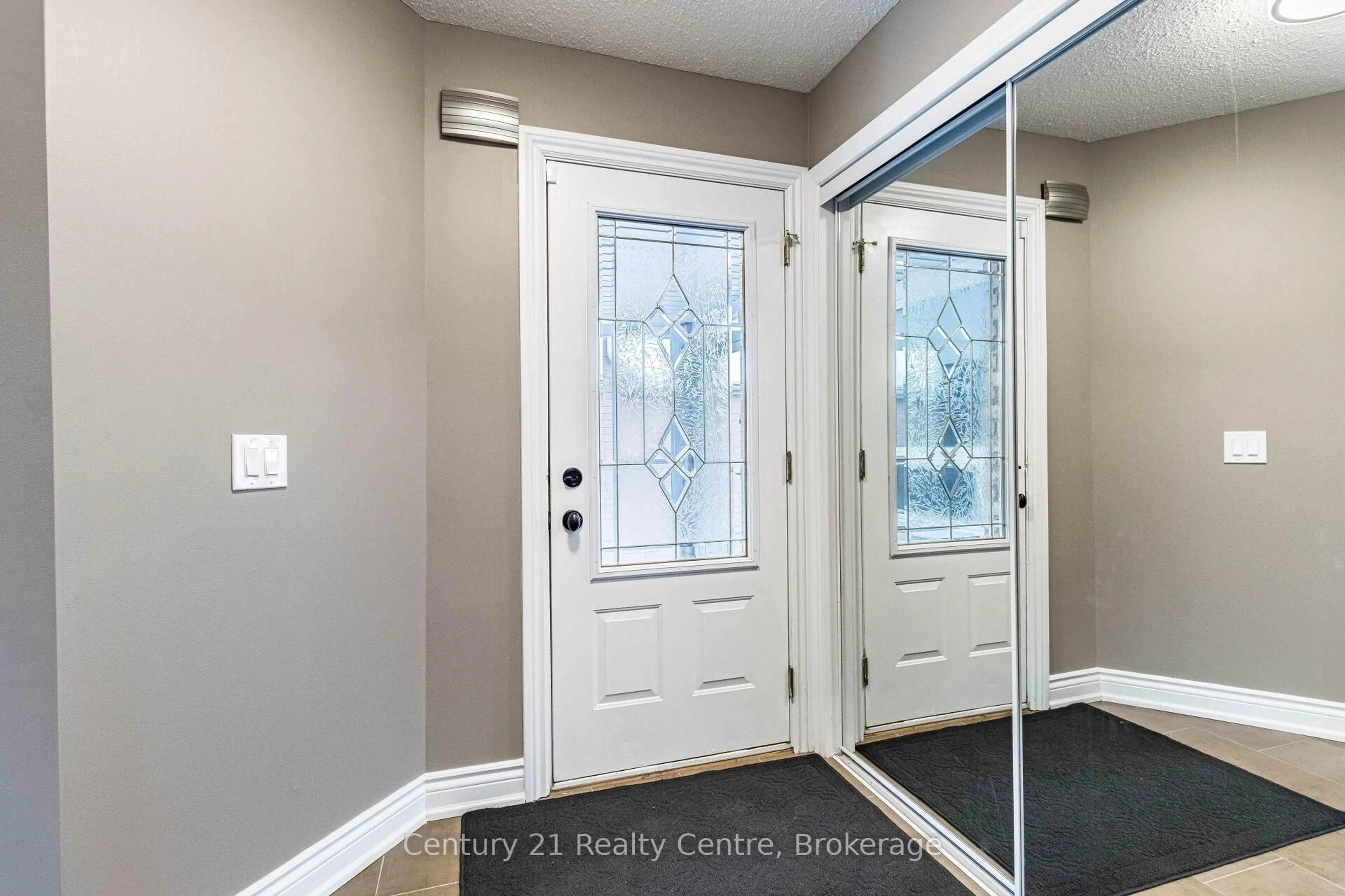 Indoor entryway for 34 Niagara Pl, Brampton Ontario L6S 4Y9