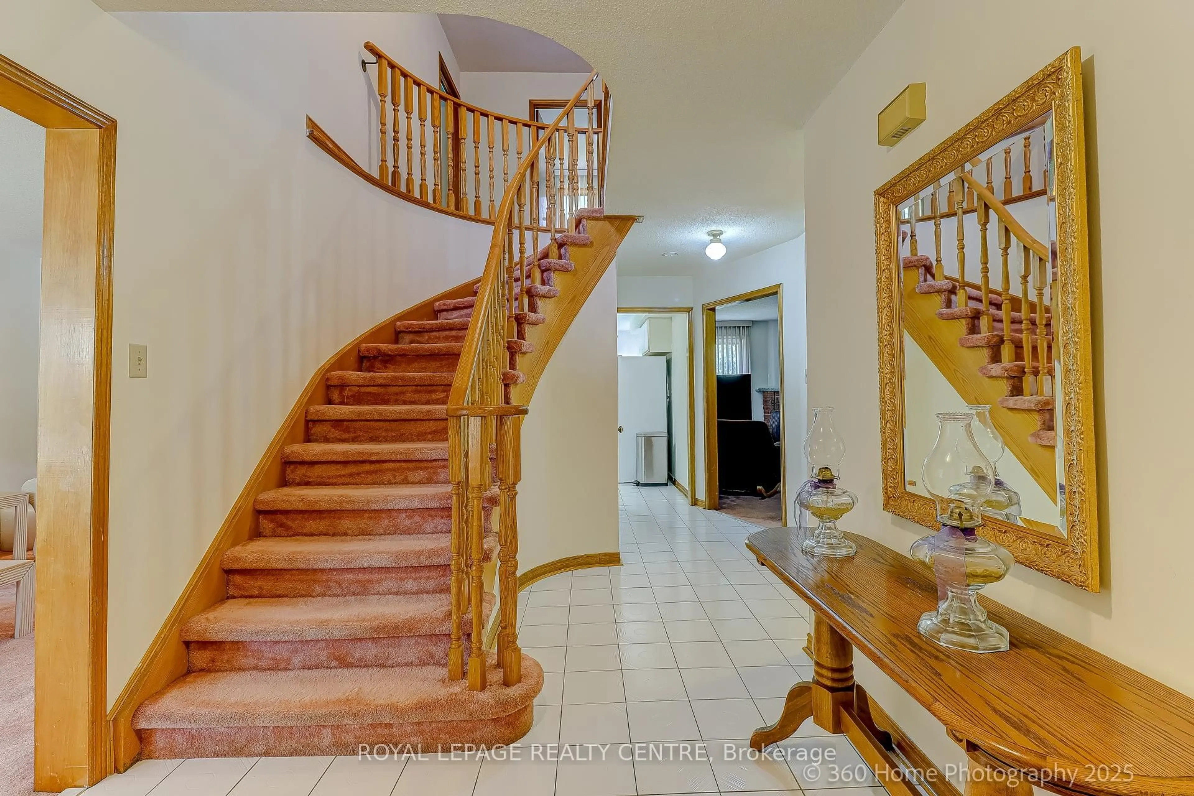 Indoor foyer for 420 Winfield Terr, Mississauga Ontario L5R 1P2