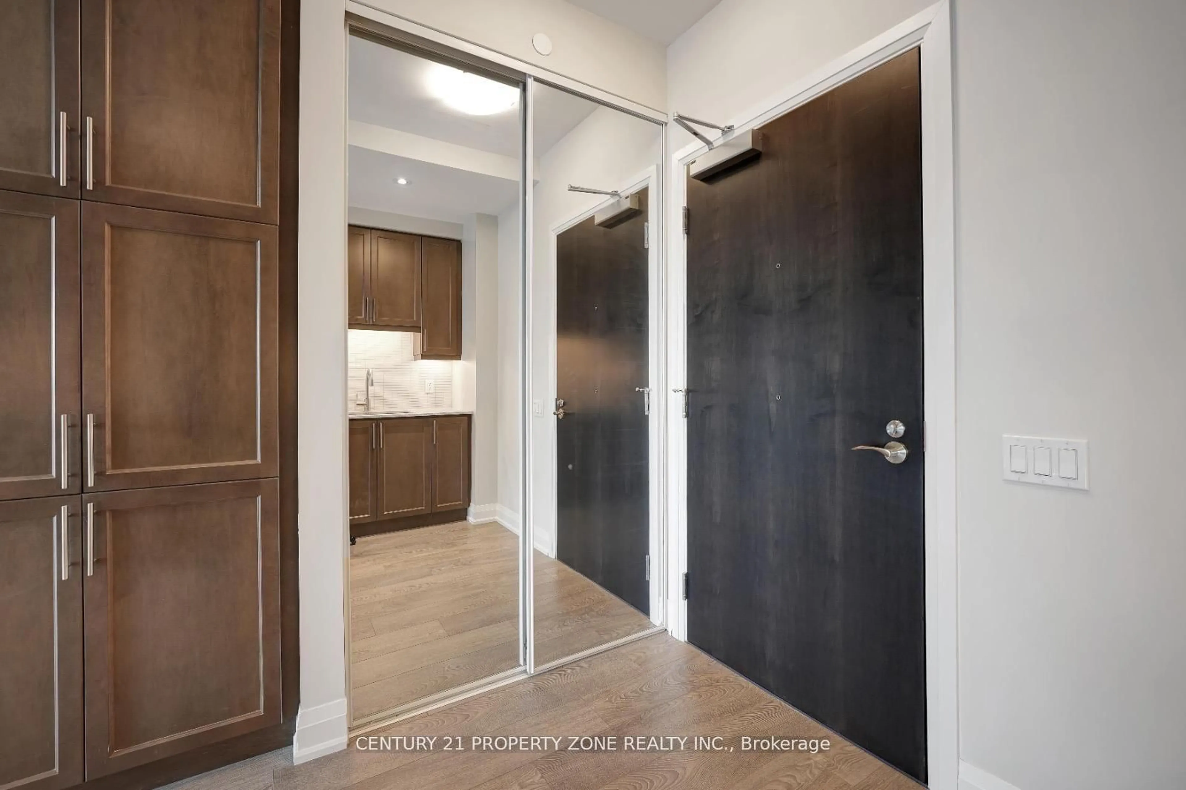 Indoor entryway for 15 Lynch St #1207, Brampton Ontario L6W 0C7