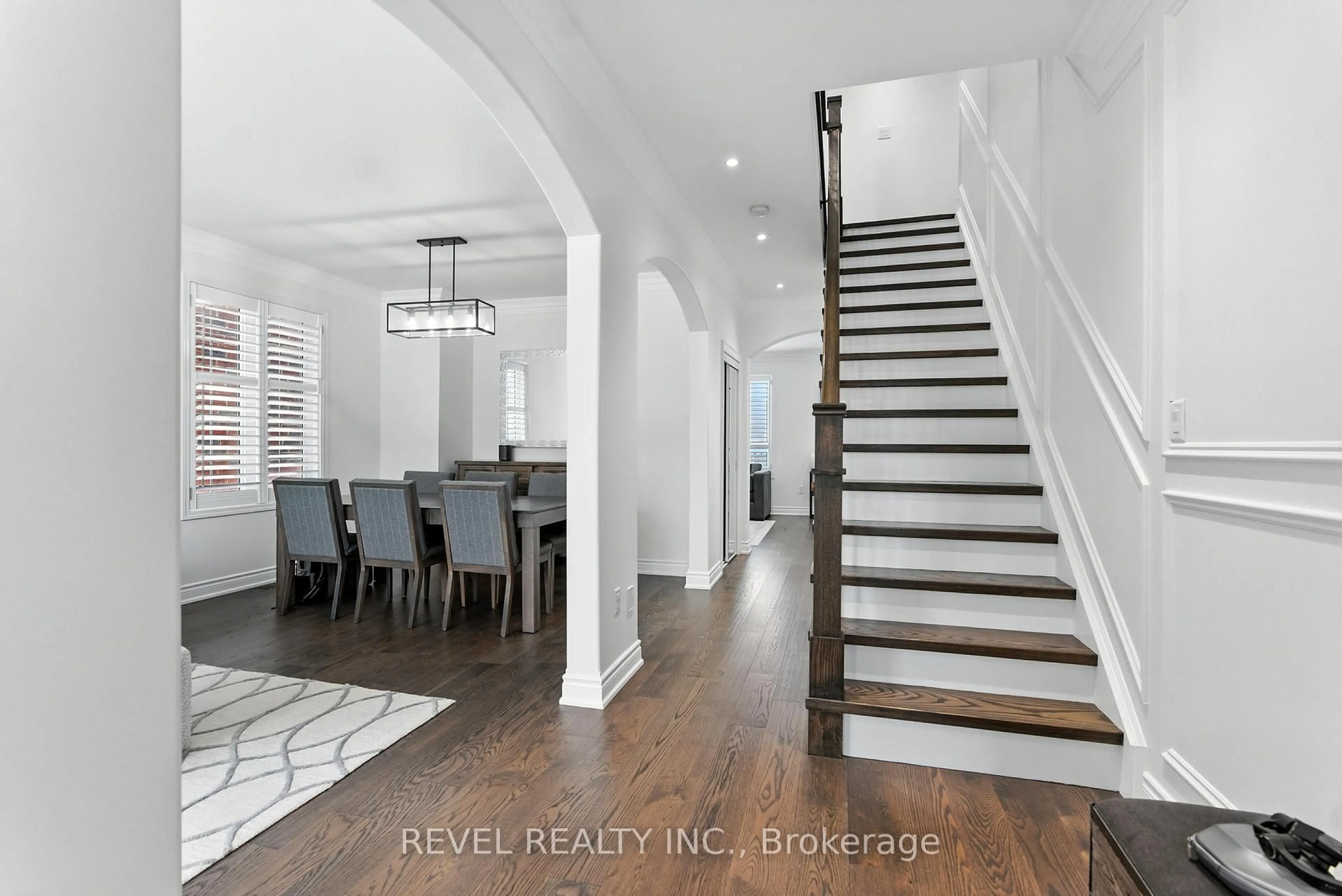 Indoor entryway for 601 Brothers Cres, Milton Ontario L9T 0G8