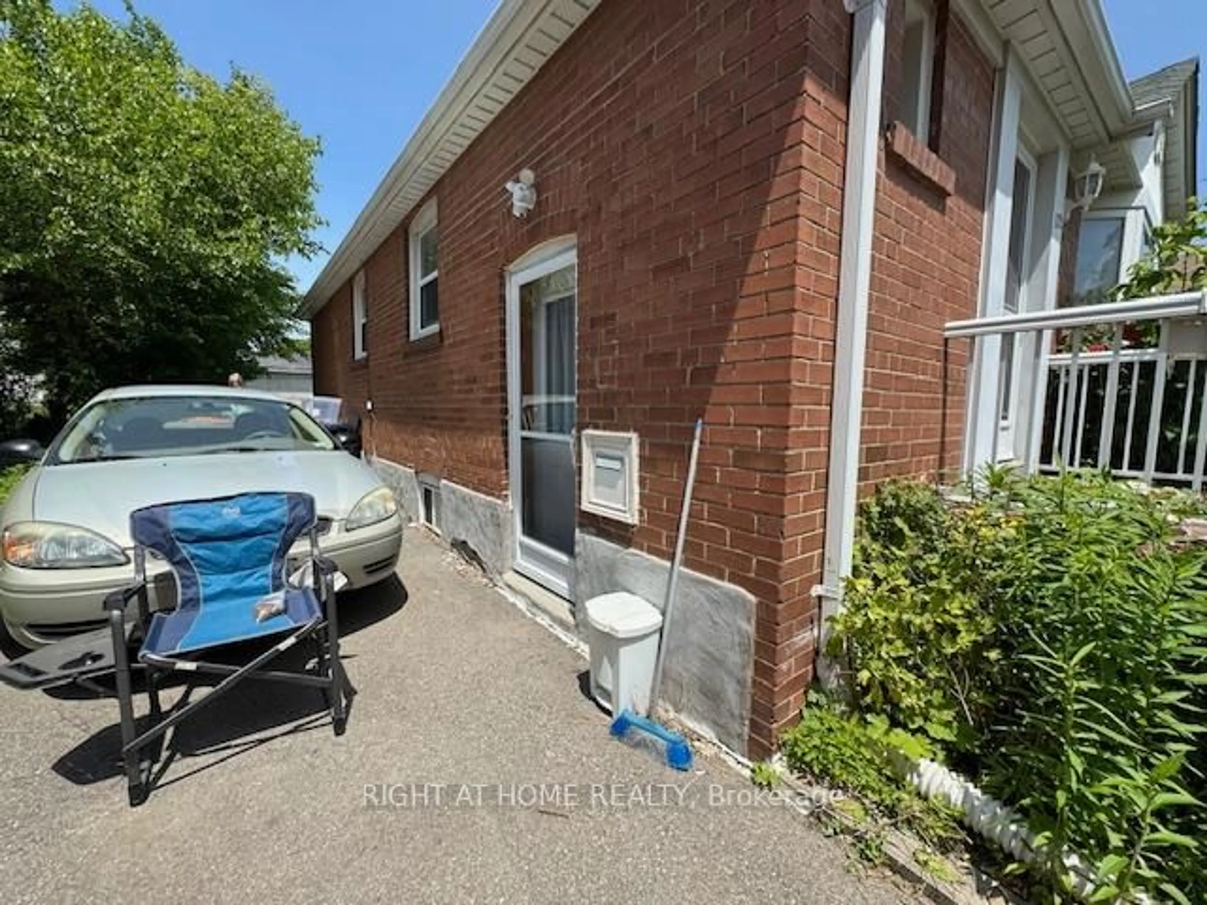 A pic from outside/outdoor area/front of a property/back of a property/a pic from drone, street for 102 Edgecroft Rd, Toronto Ontario M8Z 2C3