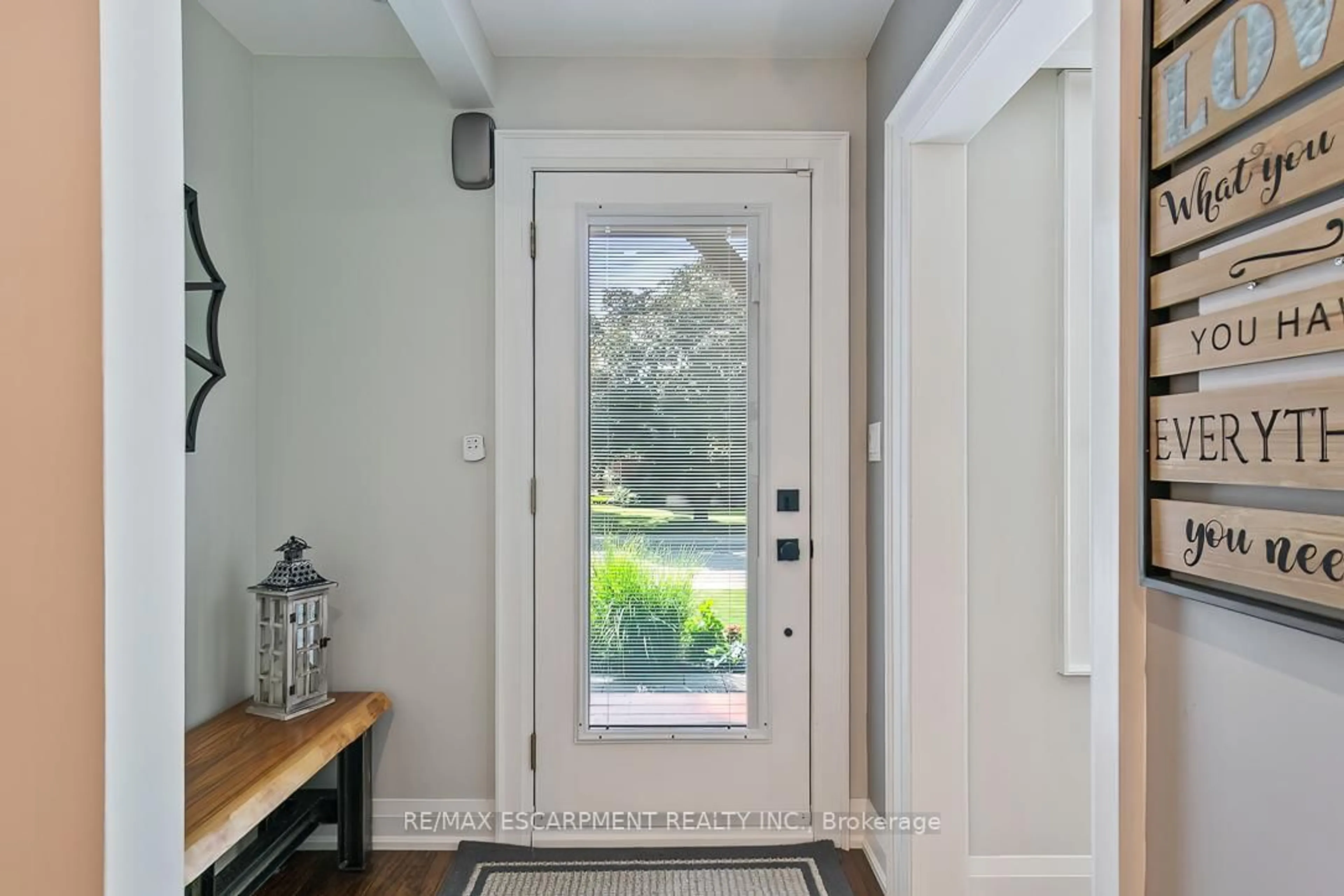 Indoor entryway for 1389 Olga Dr, Burlington Ontario L7S 1L1