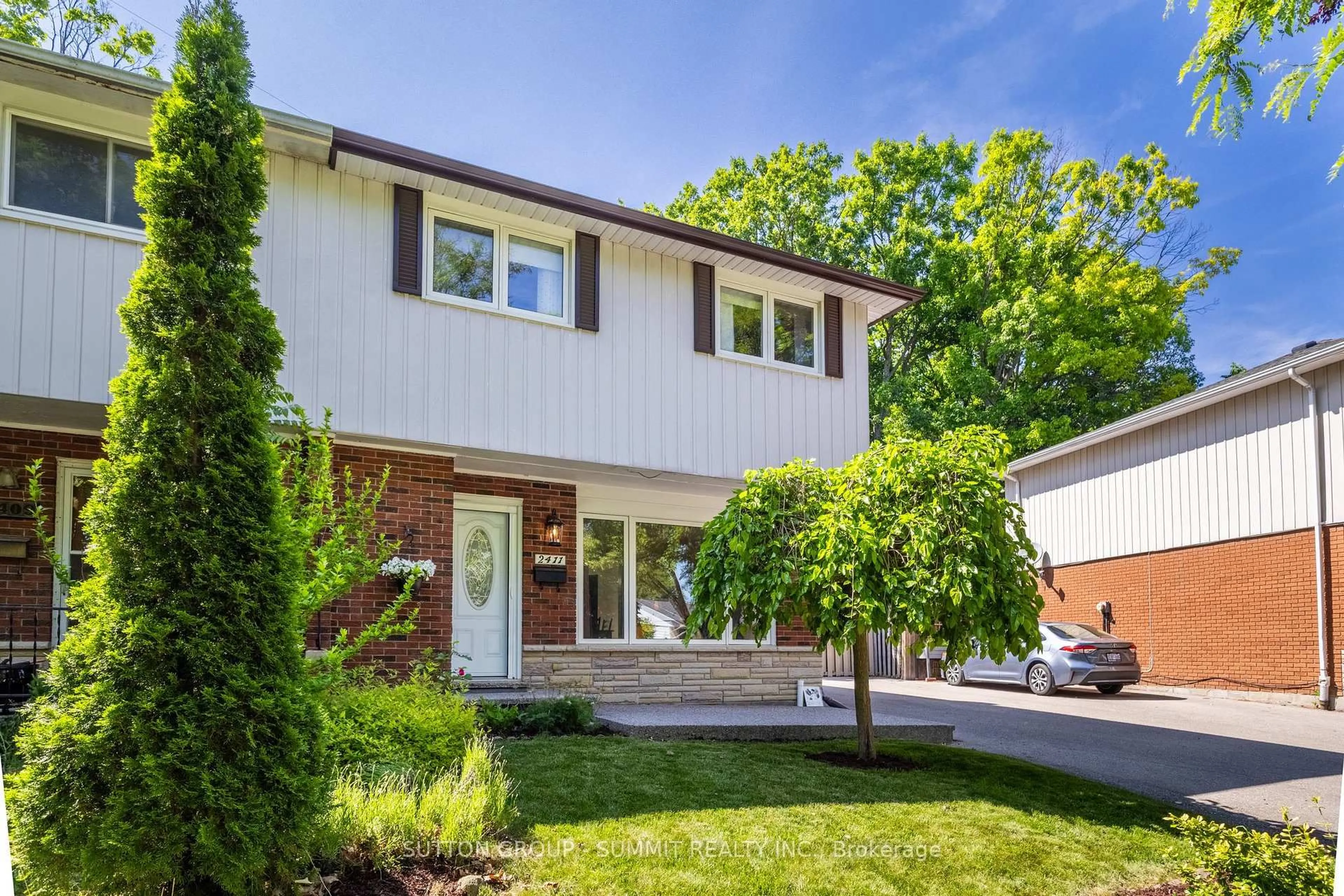 Home with brick exterior material, street for 2411 MOUNT FOREST Dr, Burlington Ontario L7P 1J6