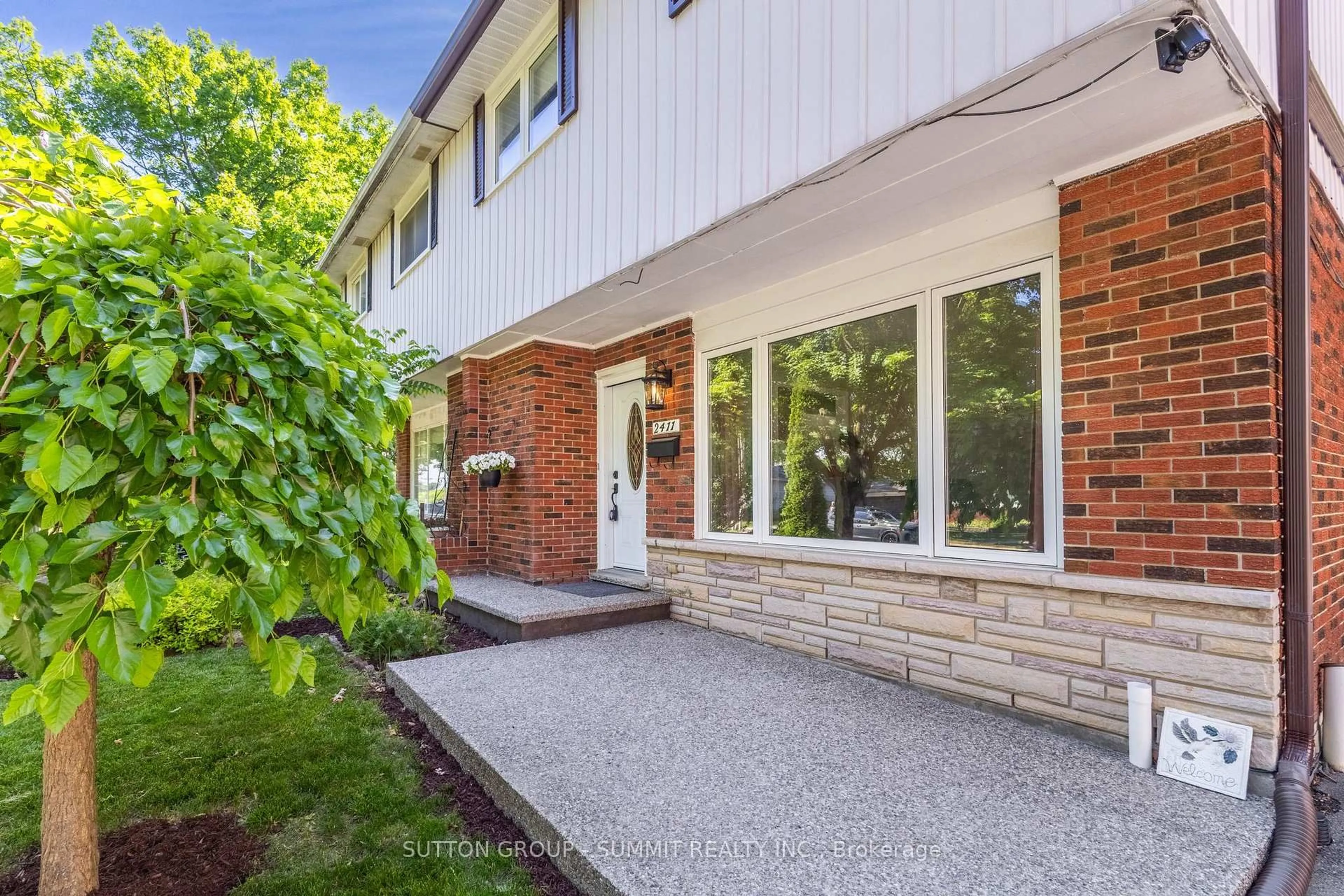 Home with brick exterior material, street for 2411 MOUNT FOREST Dr, Burlington Ontario L7P 1J6