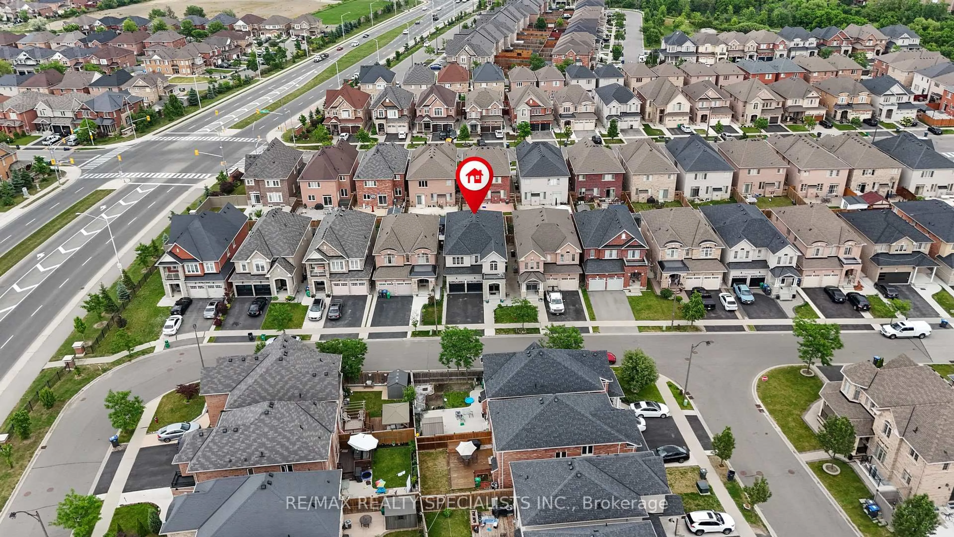 A pic from outside/outdoor area/front of a property/back of a property/a pic from drone, street for 60 Vanwood Cres, Brampton Ontario L6P 2X4