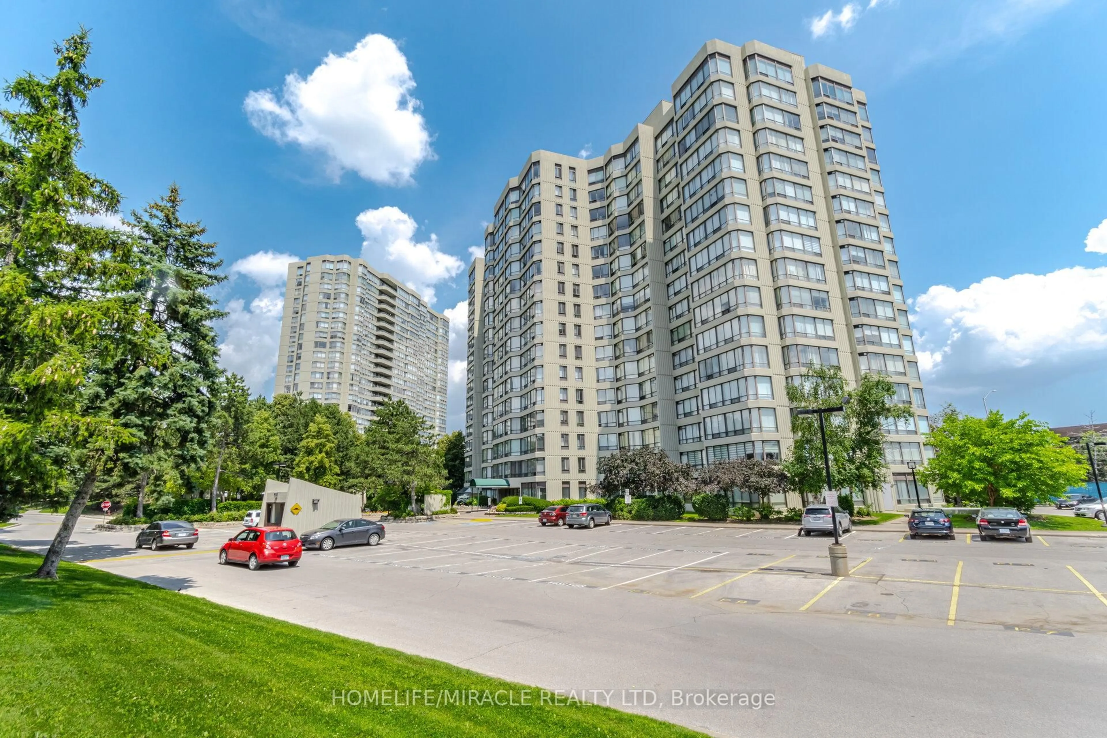 A pic from outside/outdoor area/front of a property/back of a property/a pic from drone, unknown for 26 Hanover Rd #401, Brampton Ontario L6S 4T2