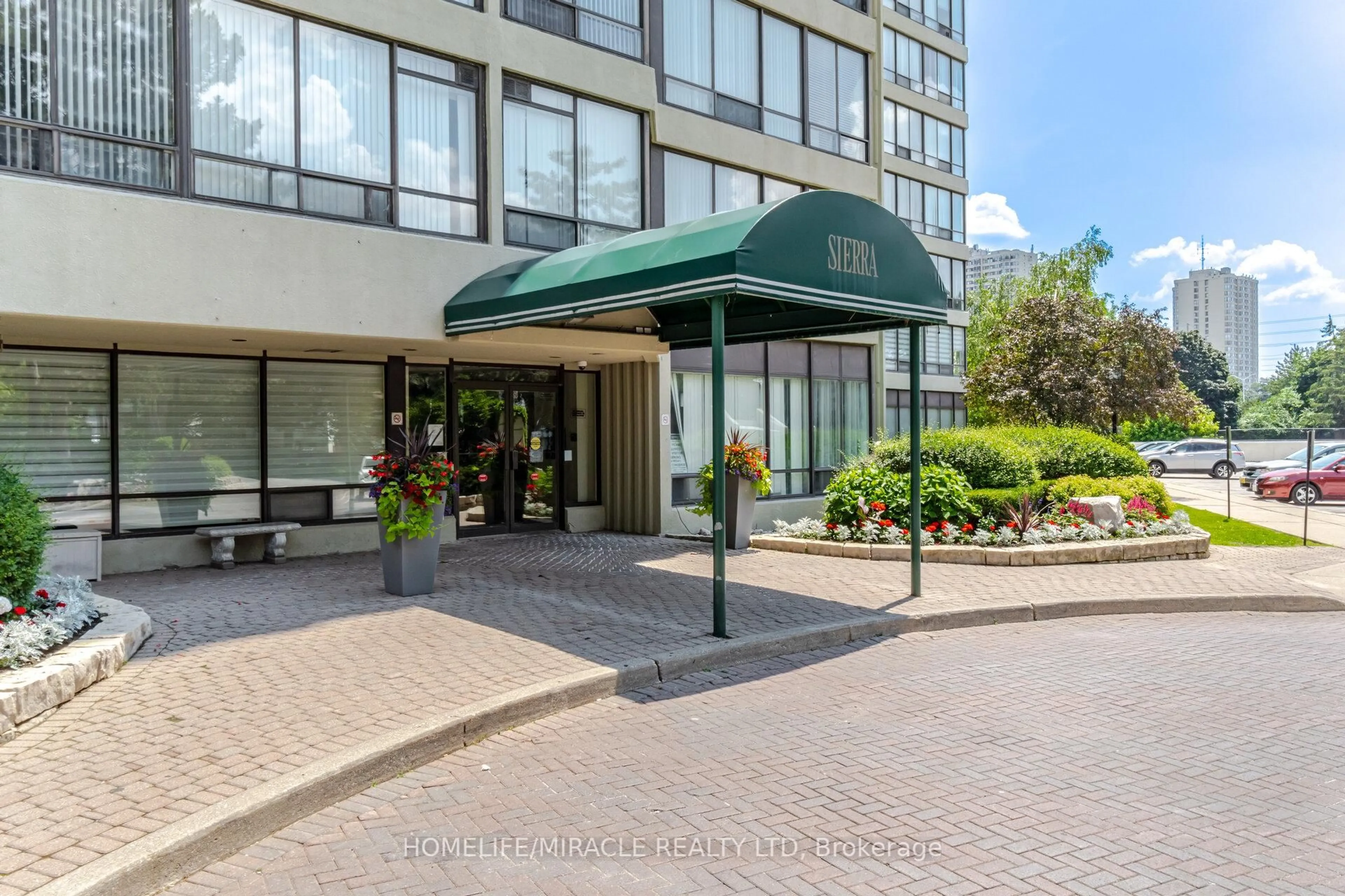 Indoor foyer for 26 Hanover Rd #401, Brampton Ontario L6S 4T2