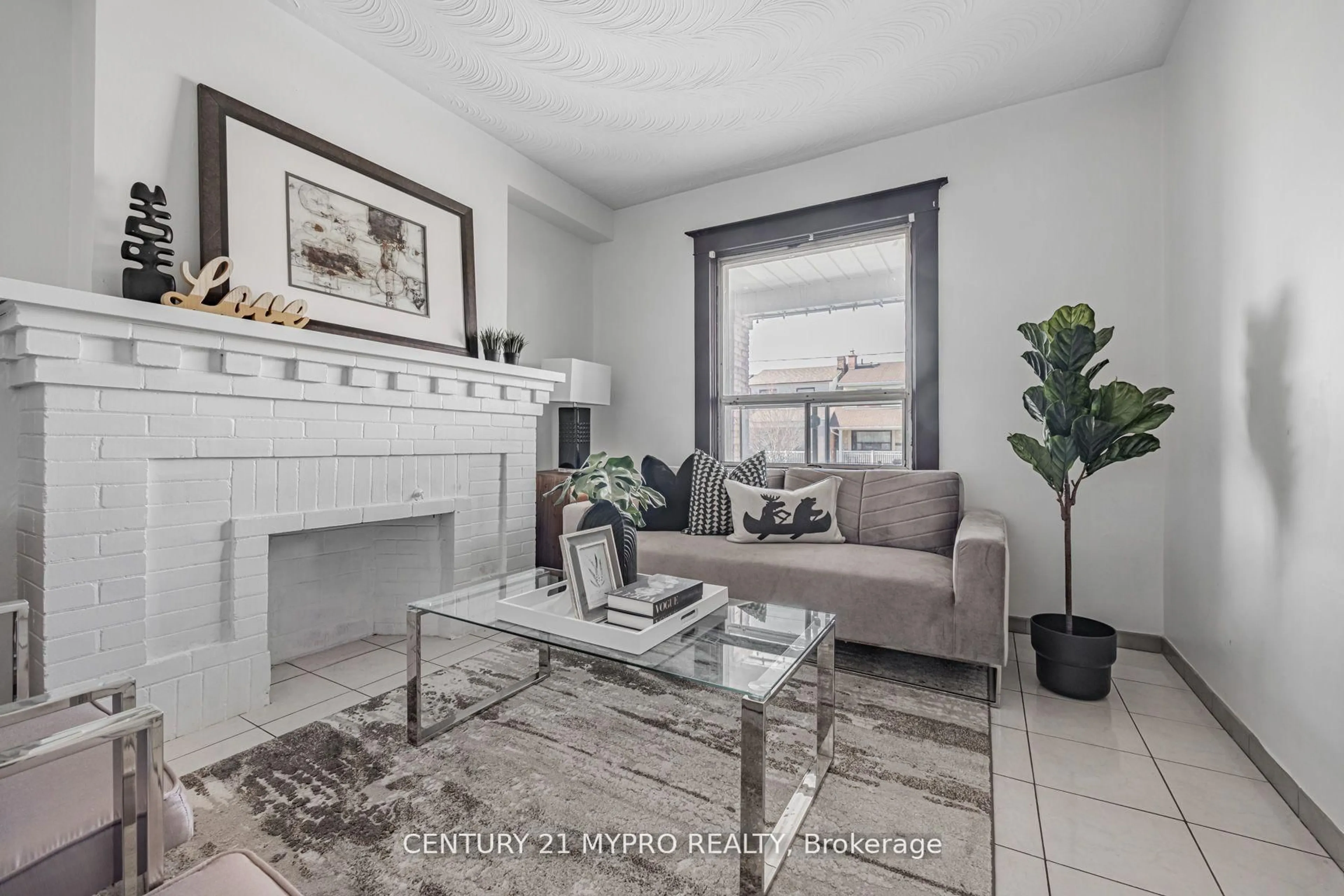 Living room with furniture, unknown for 1943 Dufferin St, Toronto Ontario M6E 3P8