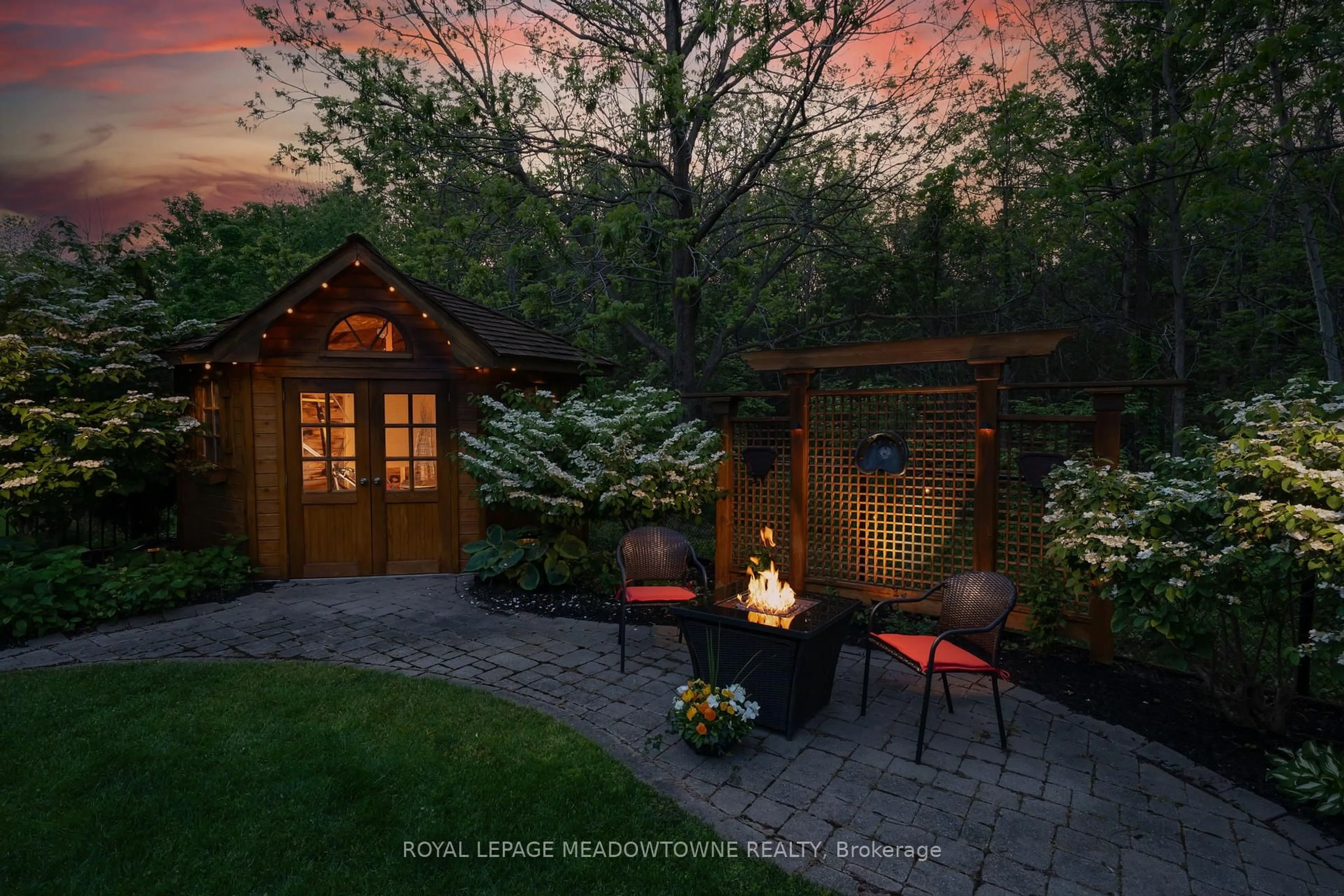 Patio, street for 86 Arborglen Dr, Halton Hills Ontario L7G 6L3