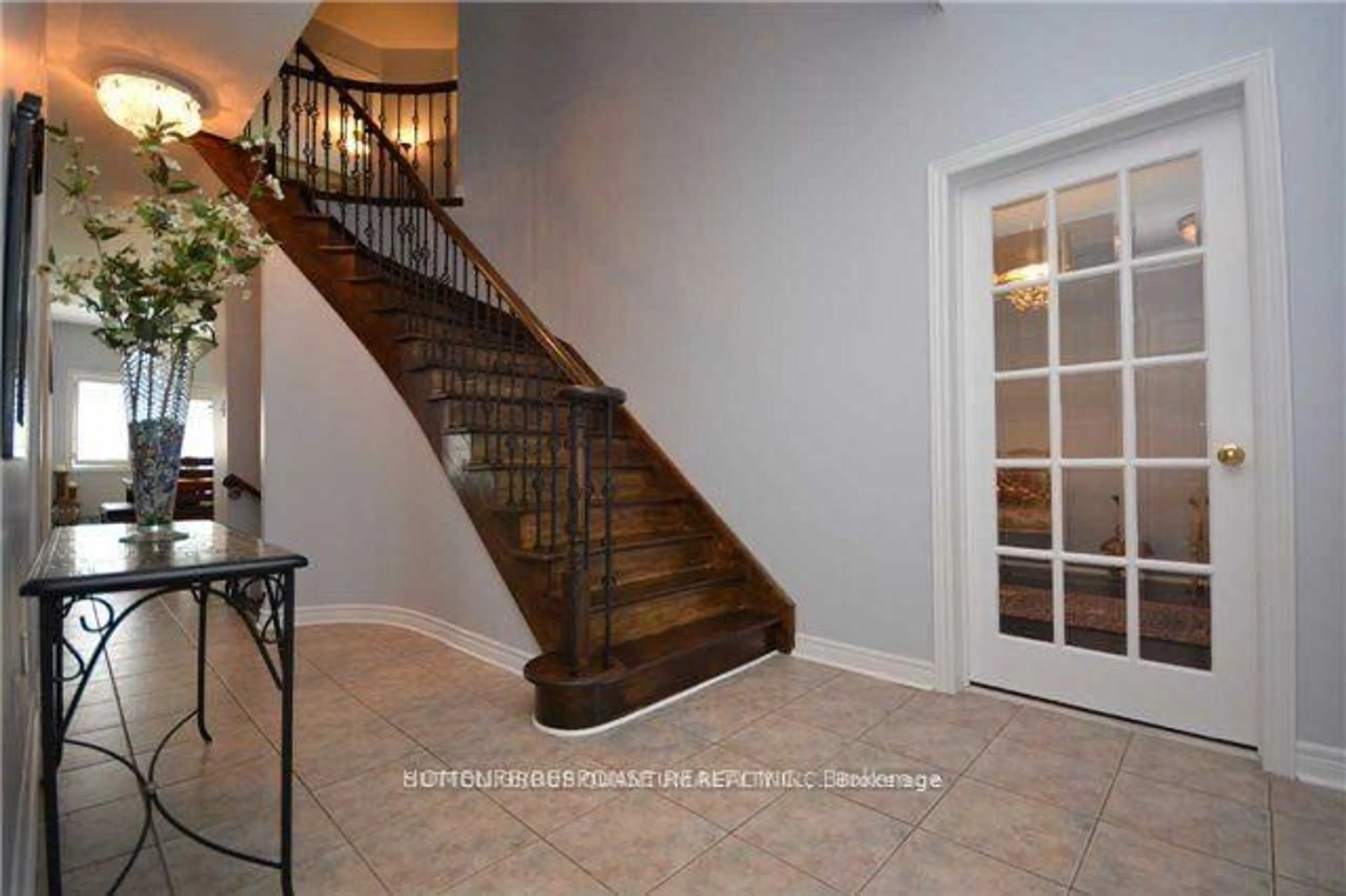 Indoor entryway for 3036 Hawktail Cres, Mississauga Ontario L5M 6W8