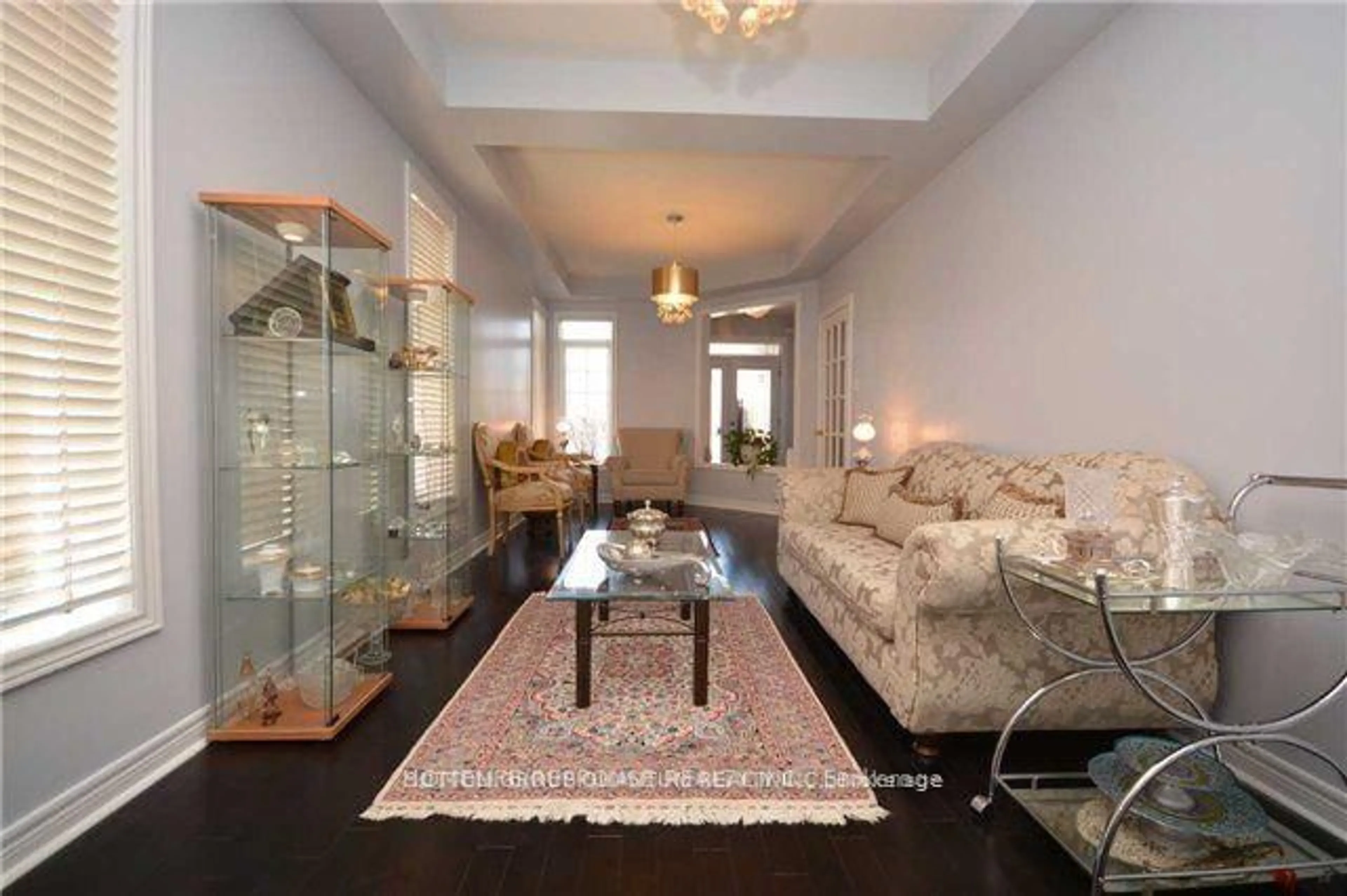 Living room with furniture, unknown for 3036 Hawktail Cres, Mississauga Ontario L5M 6W8