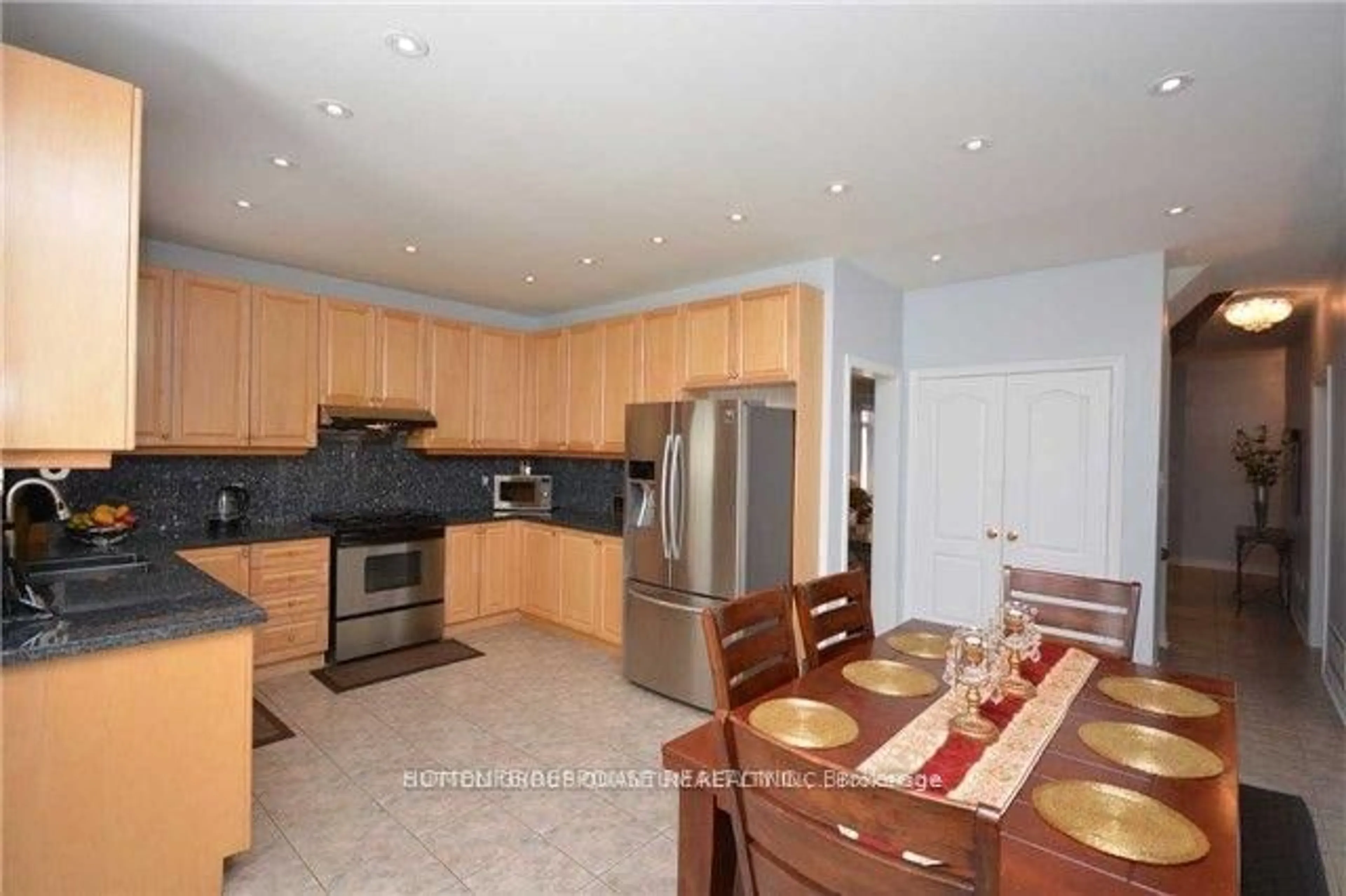 Open concept kitchen, unknown for 3036 Hawktail Cres, Mississauga Ontario L5M 6W8