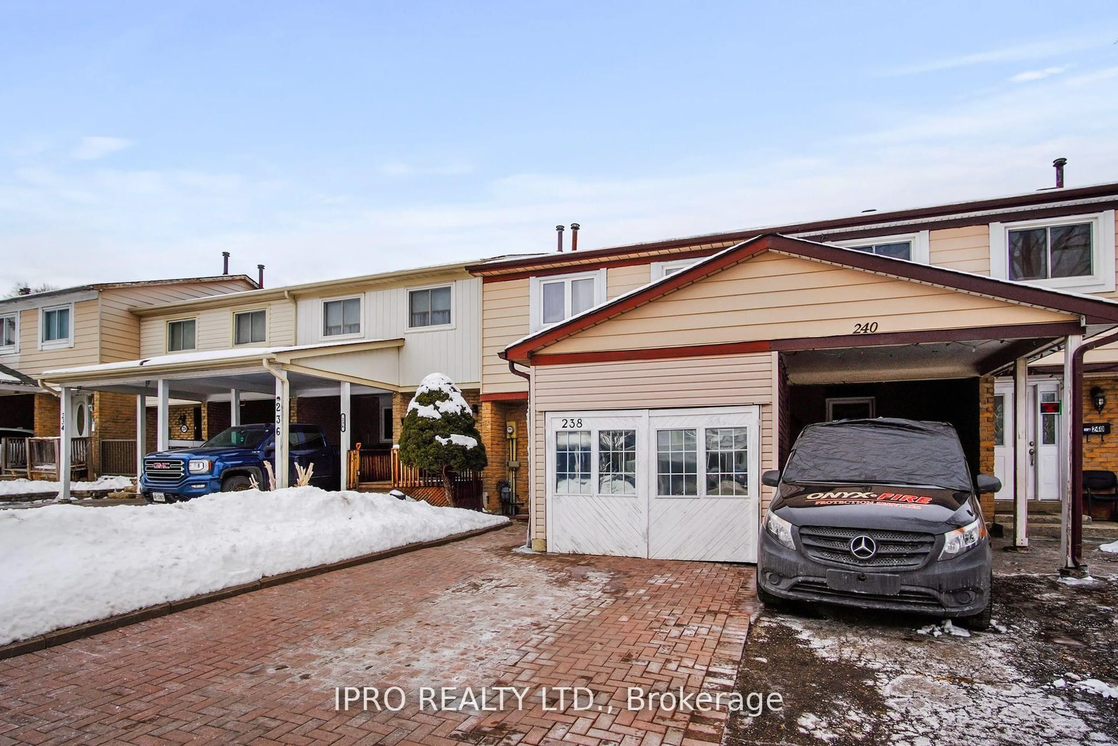 A pic from outside/outdoor area/front of a property/back of a property/a pic from drone, street for 238 Royal Salisbury Way, Brampton Ontario L6V 3H4