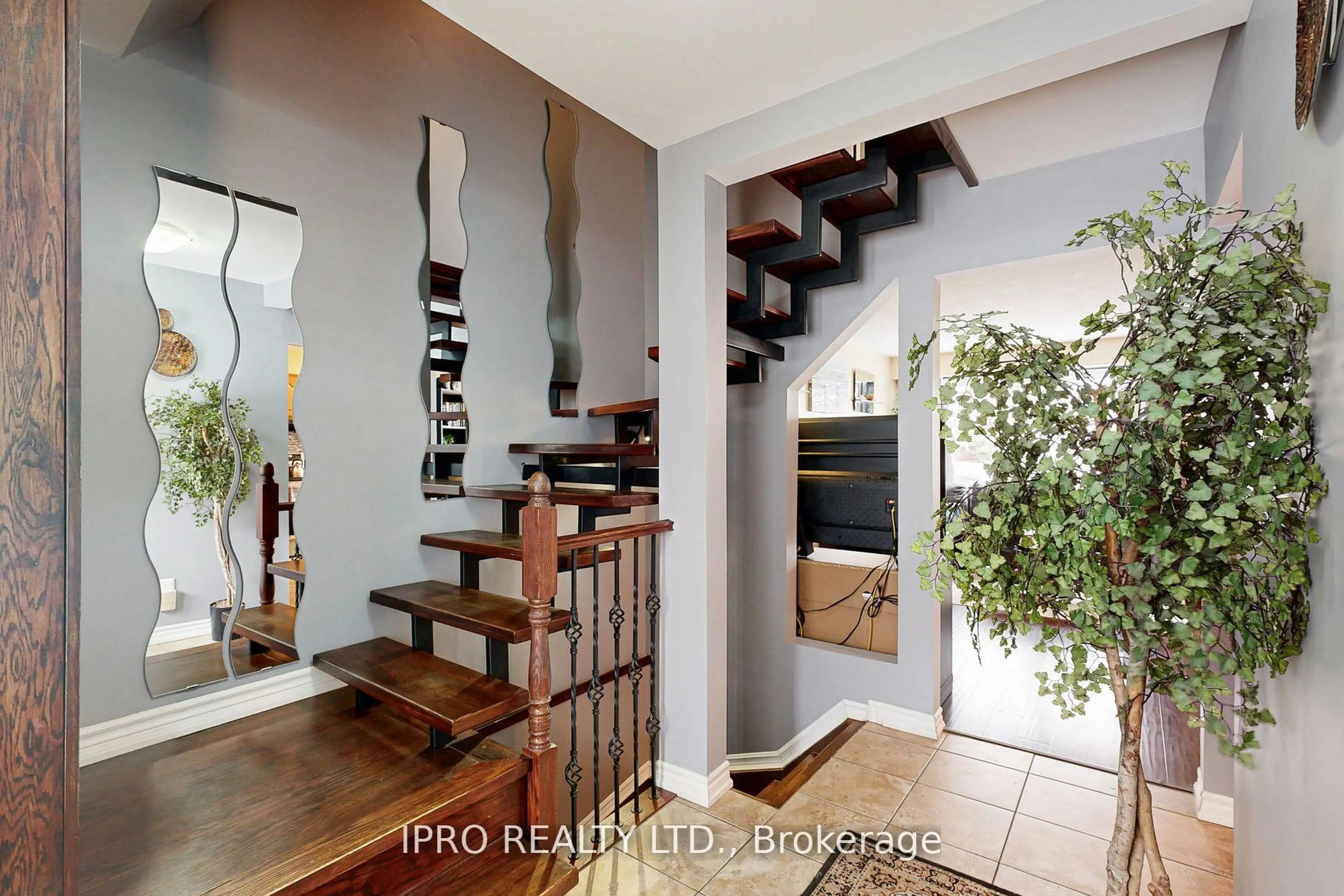 Stairs for 238 Royal Salisbury Way, Brampton Ontario L6V 3H4
