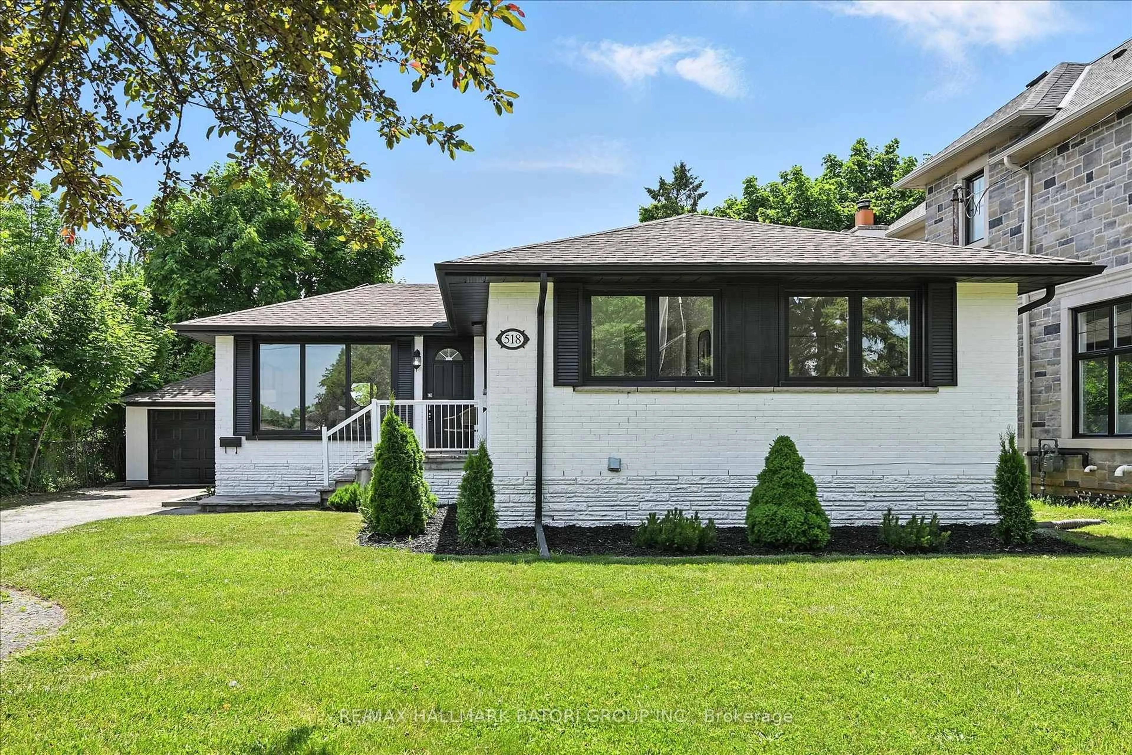 Home with vinyl exterior material, street for 518 Third Line, Oakville Ontario L6L 4A7