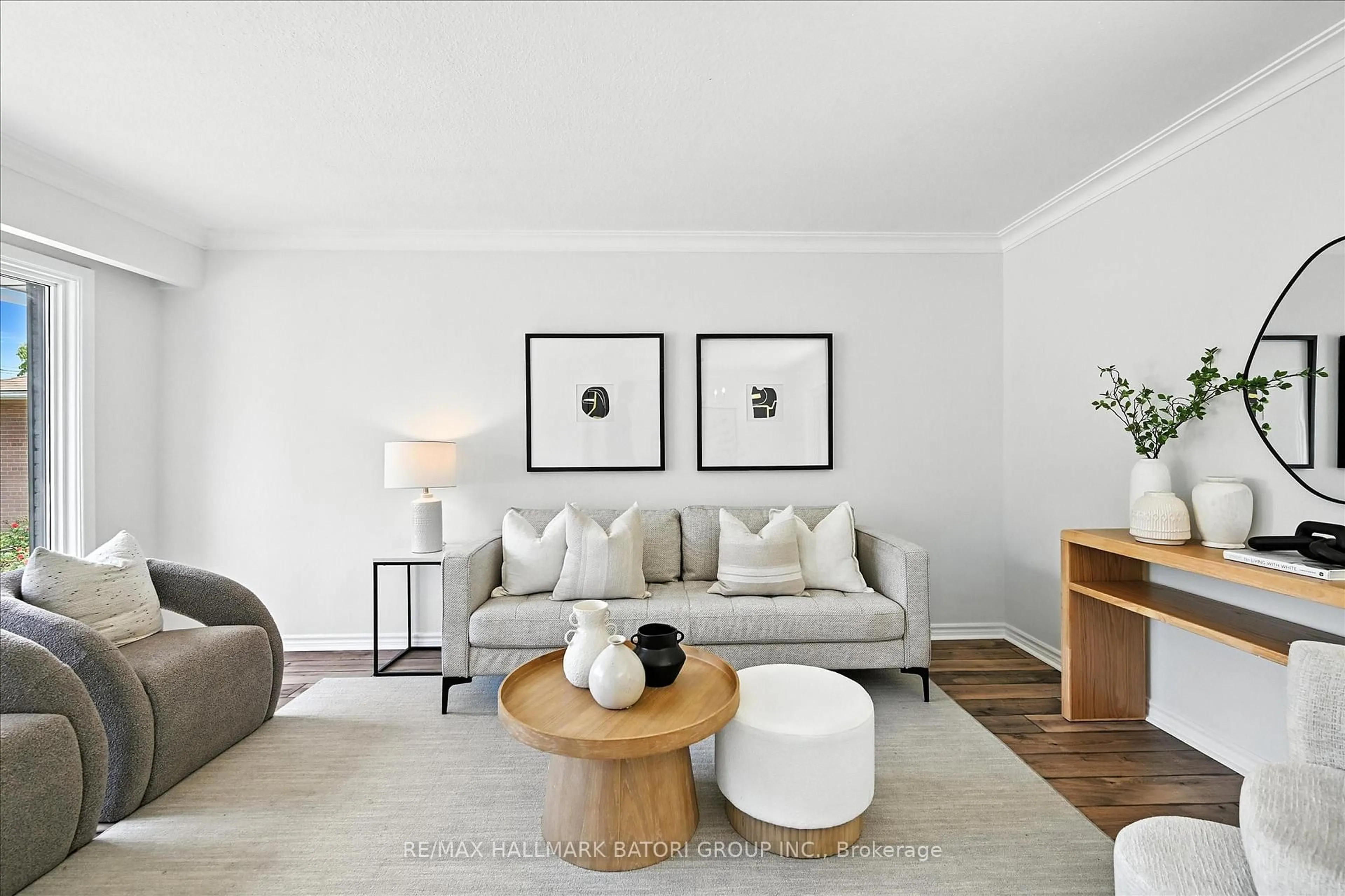 Living room with furniture, unknown for 518 Third Line, Oakville Ontario L6L 4A7