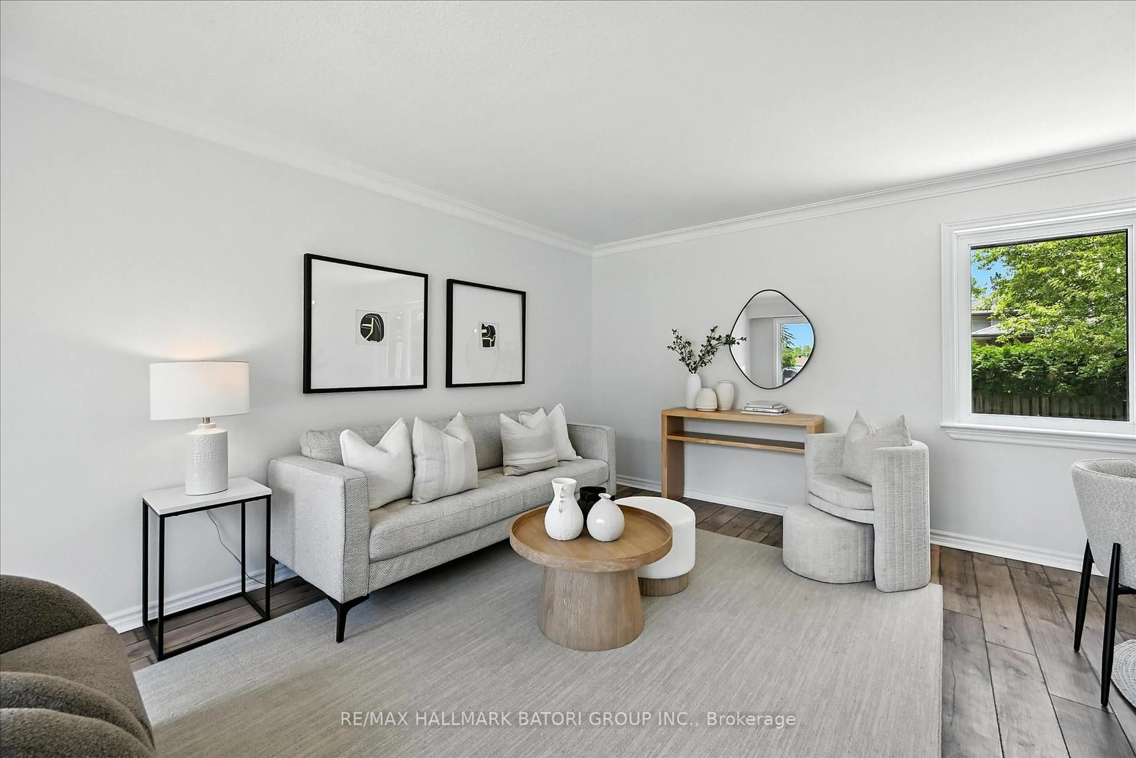 Living room with furniture, unknown for 518 Third Line, Oakville Ontario L6L 4A7