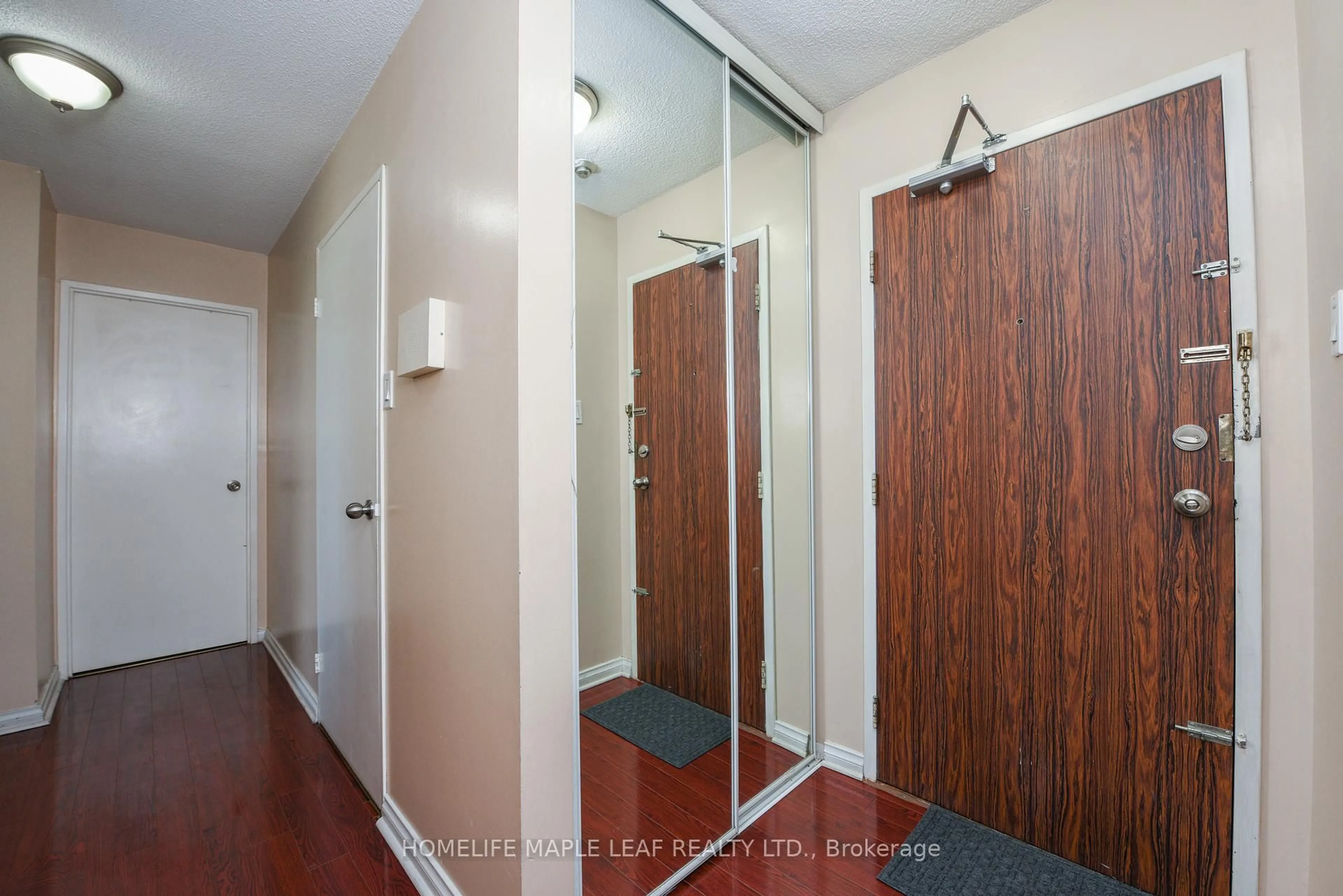 Indoor entryway for 21 Knightsbridge Rd #504, Brampton Ontario L6T 3Y1
