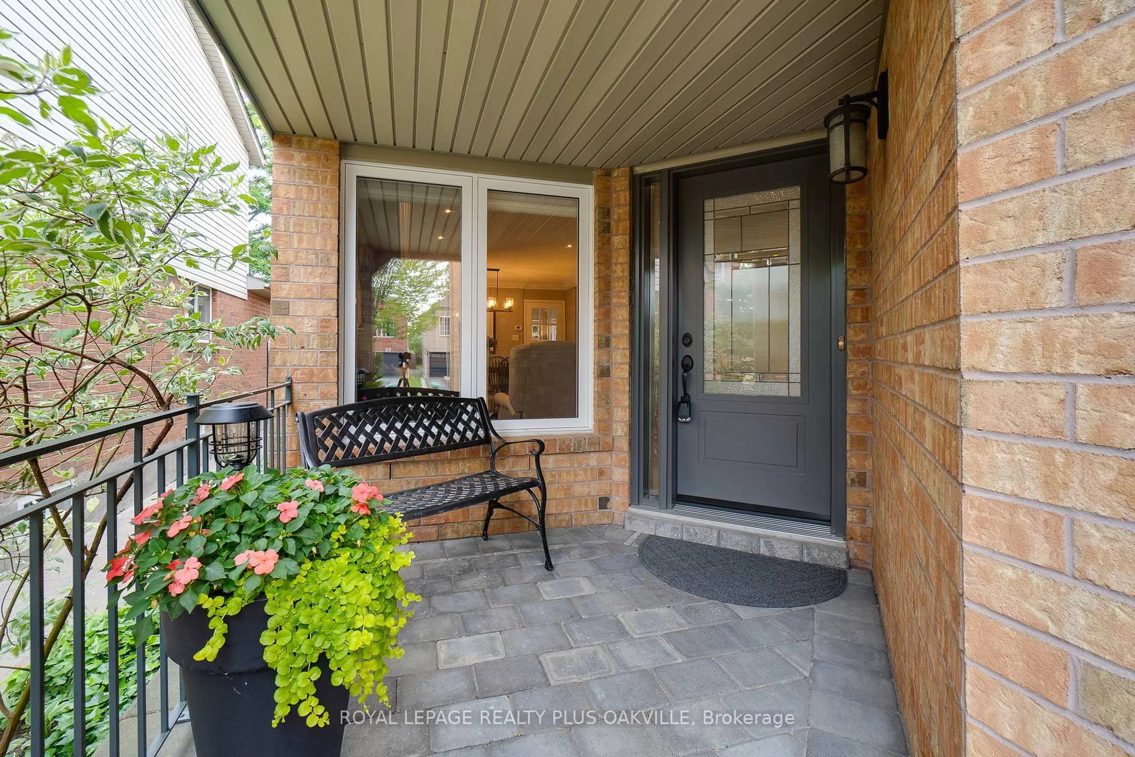 Indoor entryway for 2853 Cartwright Cres, Mississauga Ontario L5M 5W4