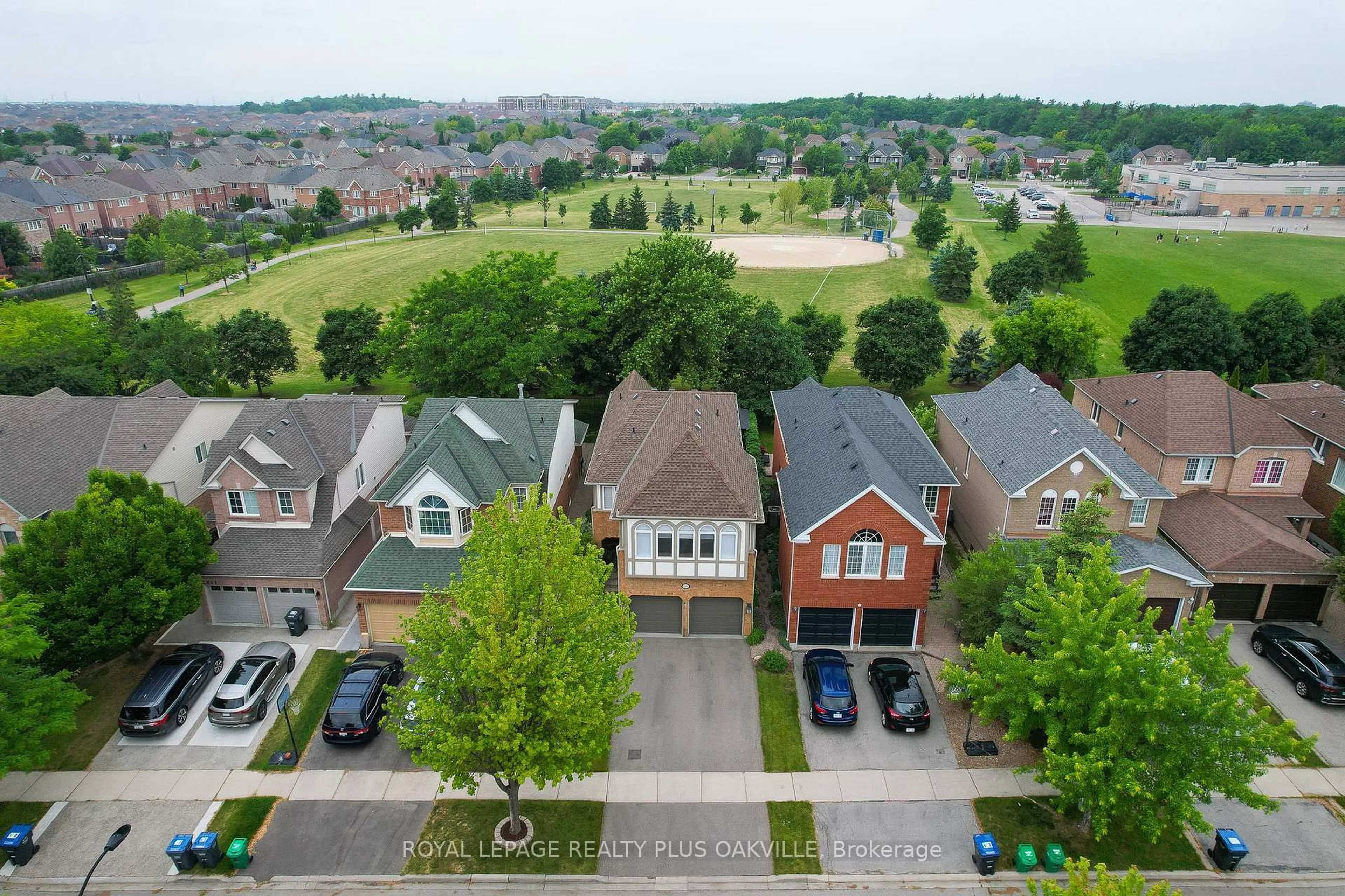 A pic from outside/outdoor area/front of a property/back of a property/a pic from drone, city buildings view from balcony for 2853 Cartwright Cres, Mississauga Ontario L5M 5W4