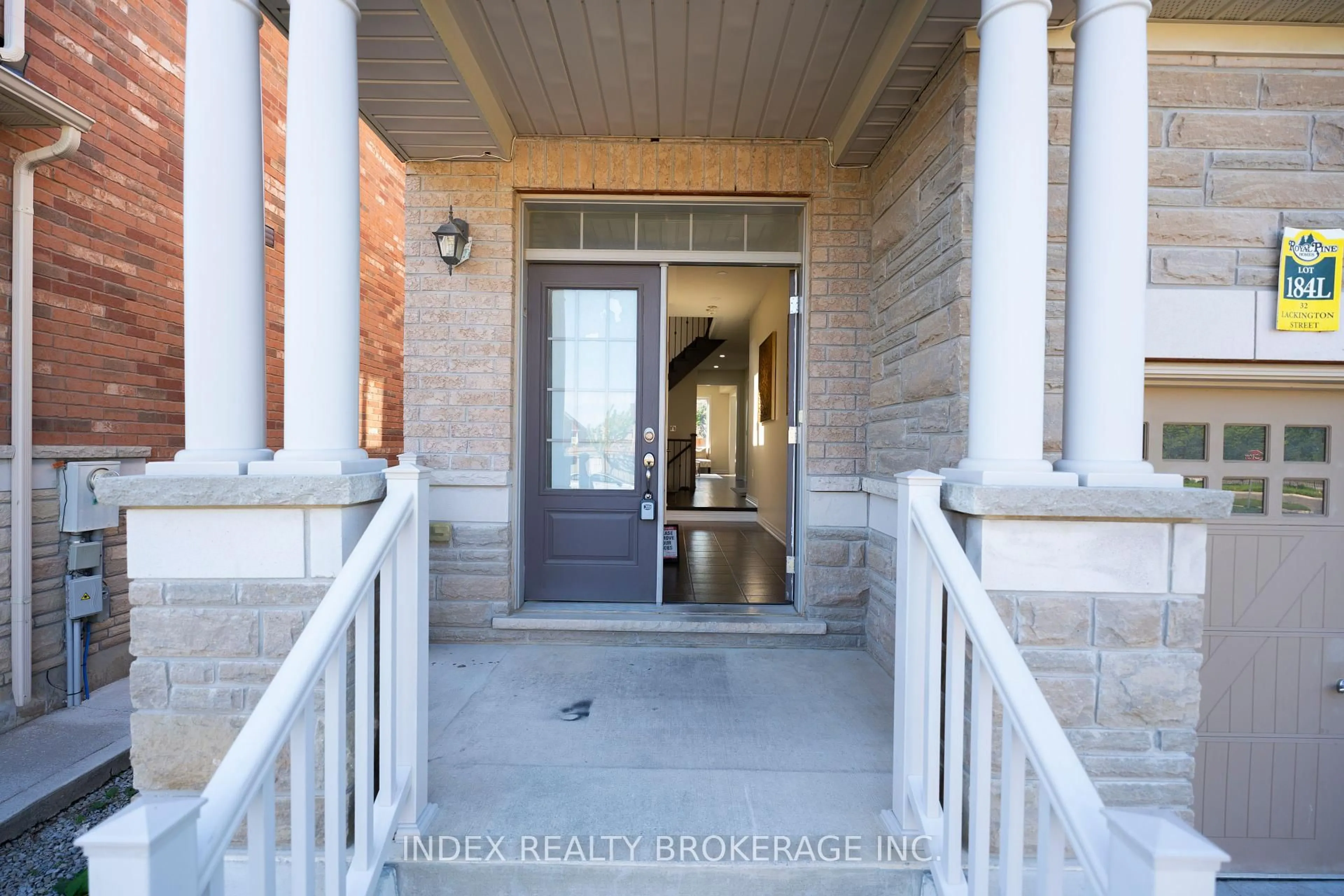 Indoor entryway for 32 Lackington St, Brampton Ontario L6X 5P1