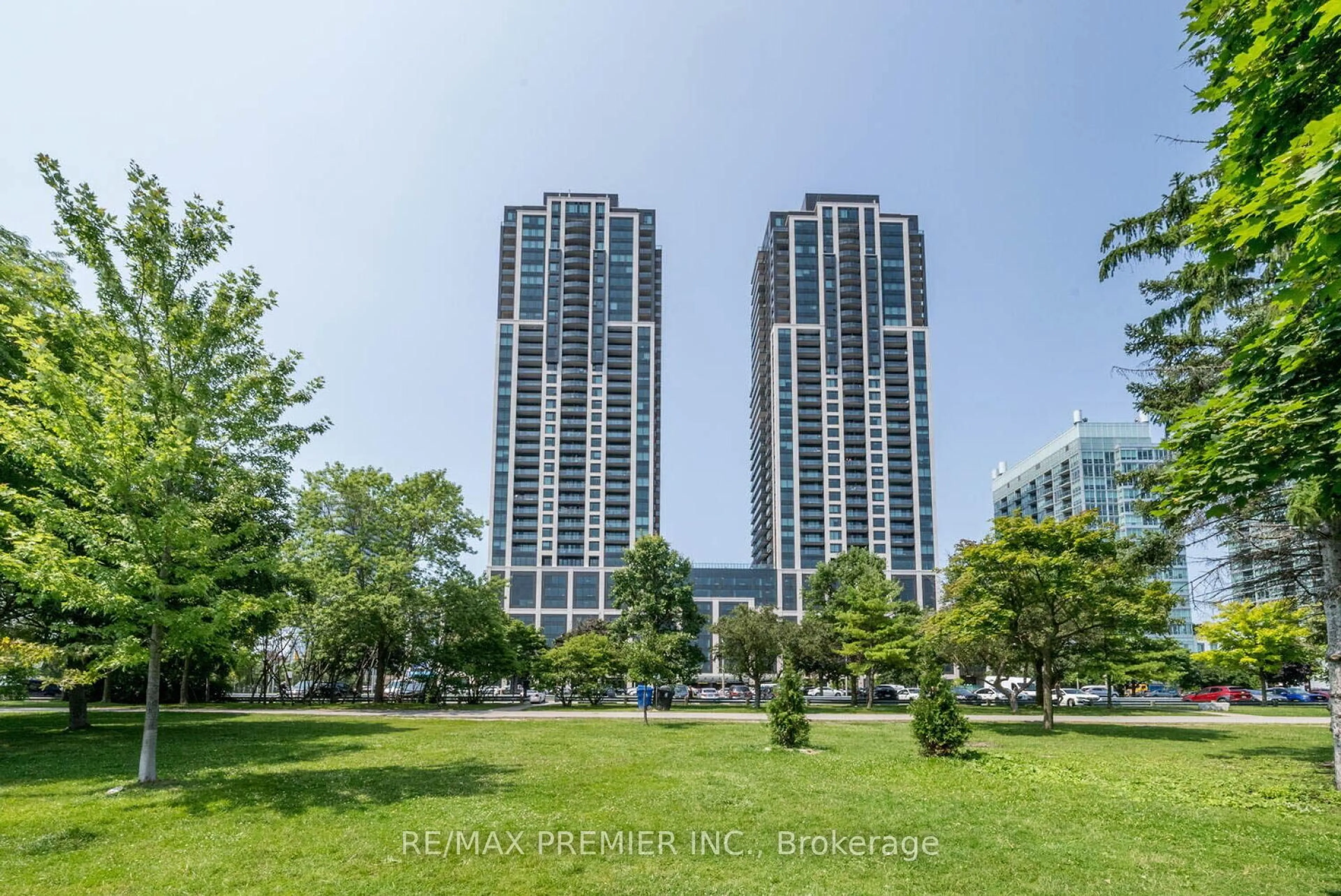 A pic from outside/outdoor area/front of a property/back of a property/a pic from drone, city buildings view from balcony for 1926 Lake Shore Blvd #1817, Toronto Ontario M6S 1A1