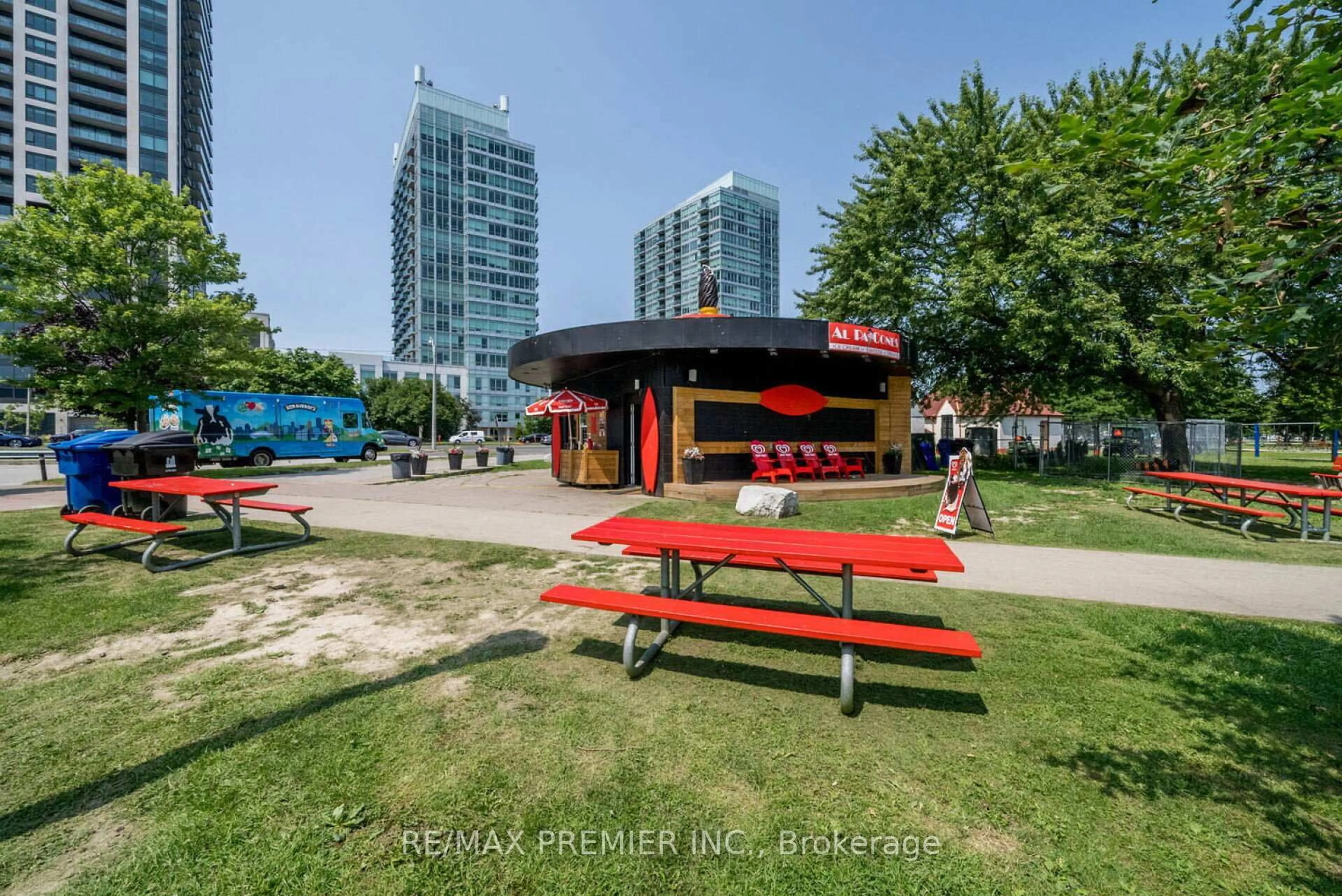 Patio, street for 1926 Lake Shore Blvd #1817, Toronto Ontario M6S 1A1