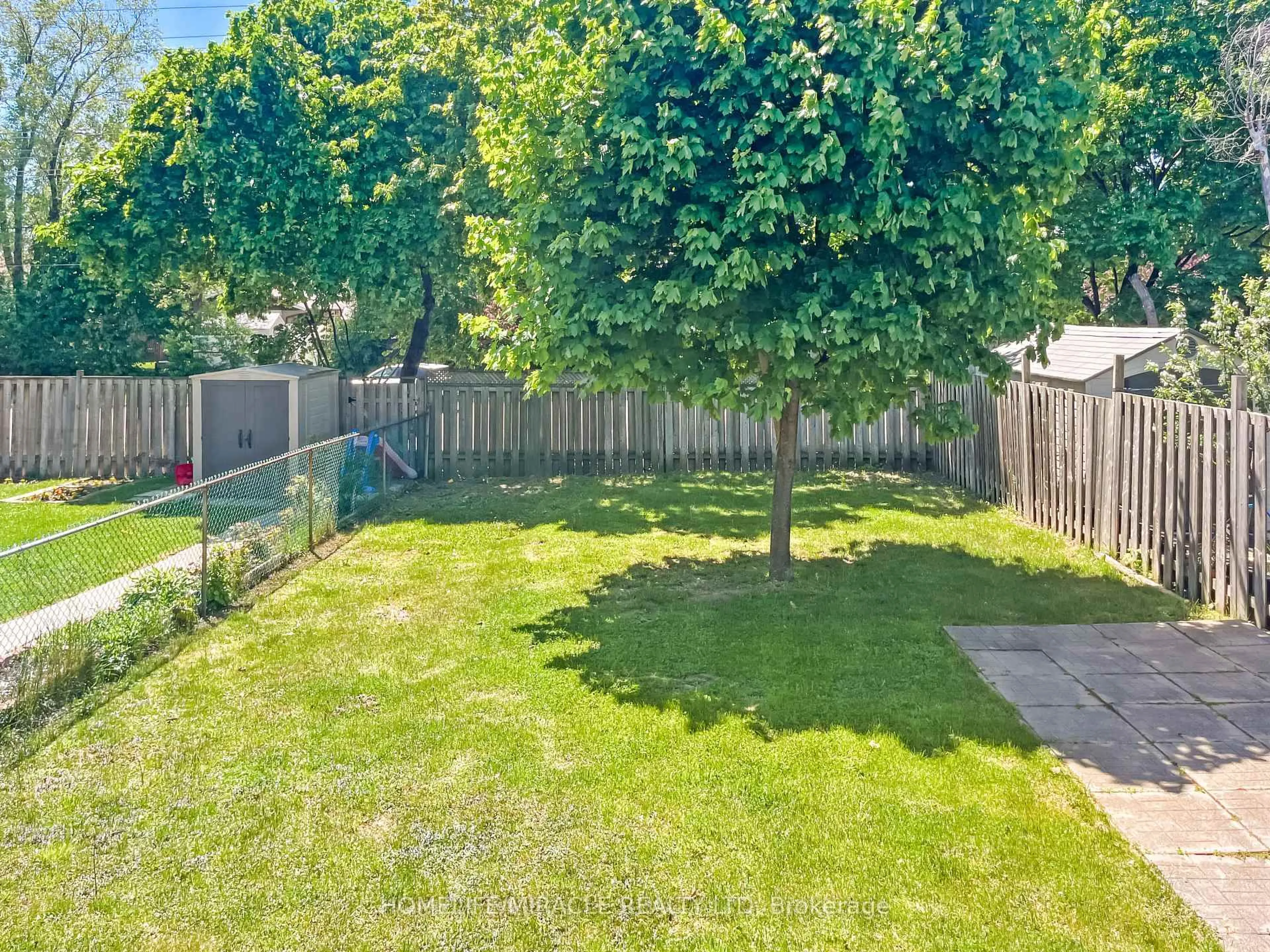 A pic from outside/outdoor area/front of a property/back of a property/a pic from drone, forest/trees view for 3485 Oakglade Cres, Mississauga Ontario L5C 1X4