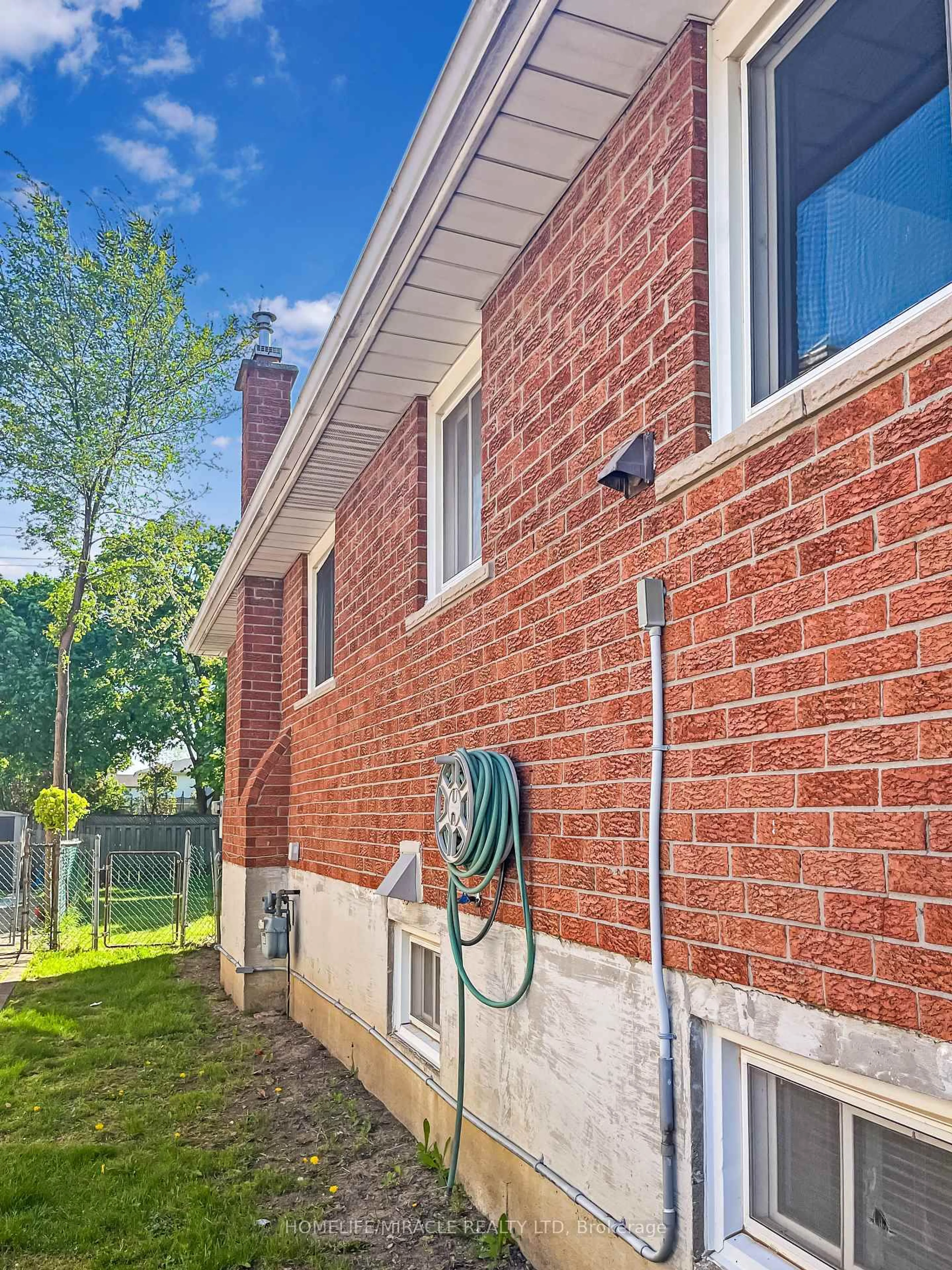Home with brick exterior material, street for 3485 Oakglade Cres, Mississauga Ontario L5C 1X4